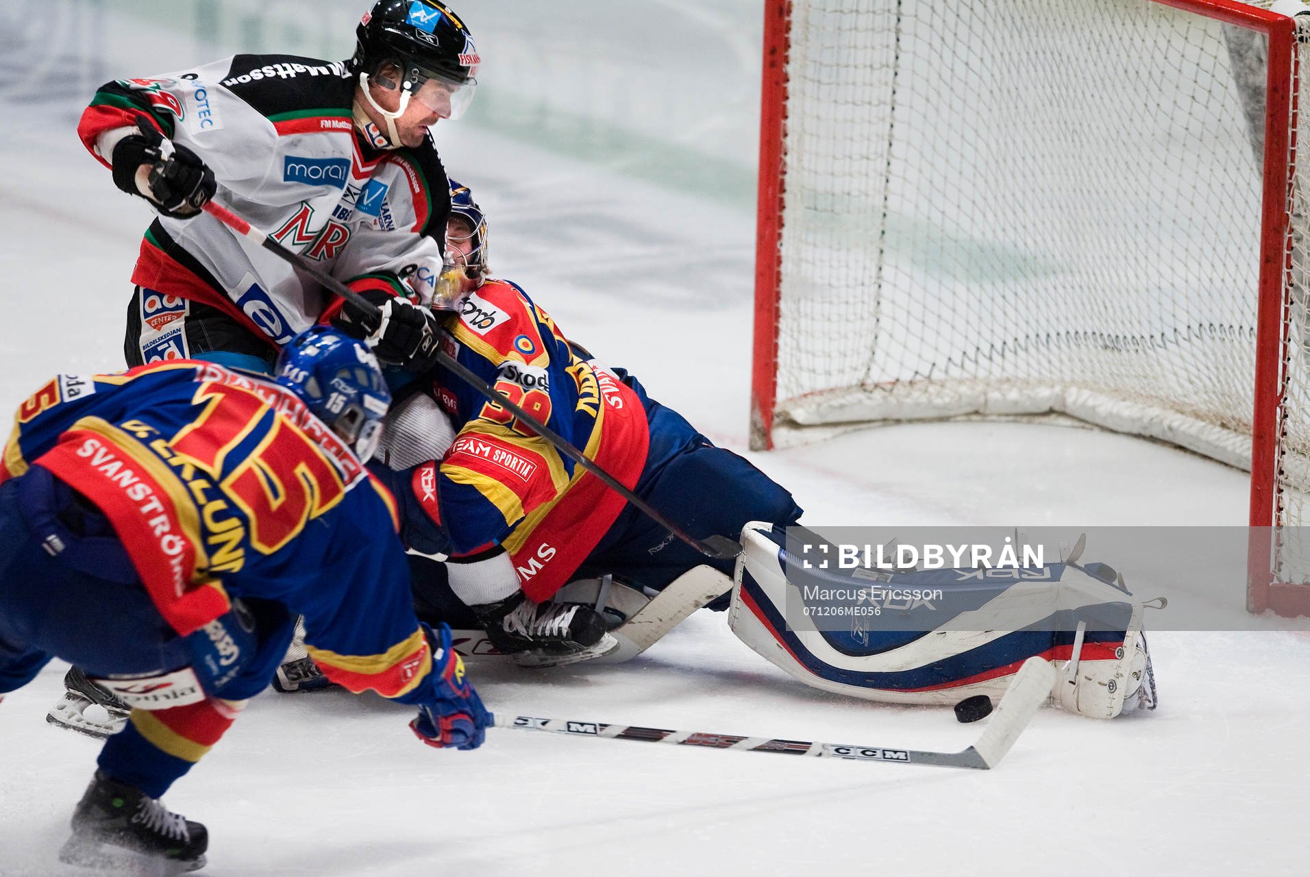 Stefan Ridderwall , målvakt, Djurgården, stoppar Teemu