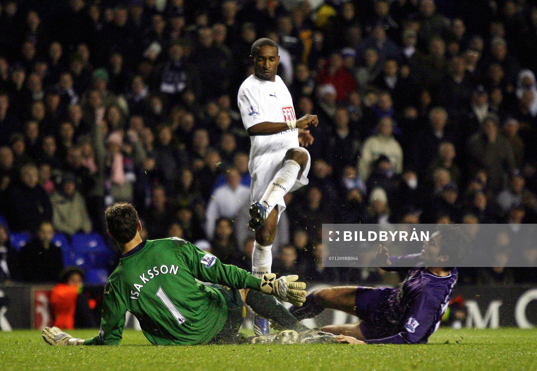  Jermain Defoe, Tottenham och Andreas Isaksson (Målvakt) och Javier Garrido, Manchester