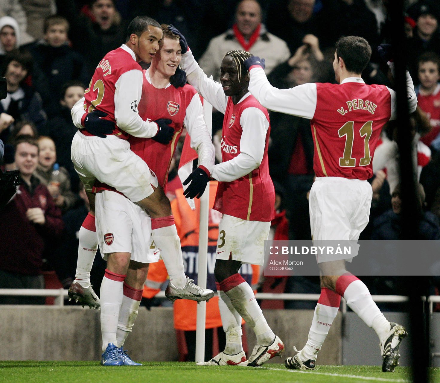   Nicklas Bendtner, Arsenal jubel med Theo Walcott, Bacary Sagna och Robin Van Persie.