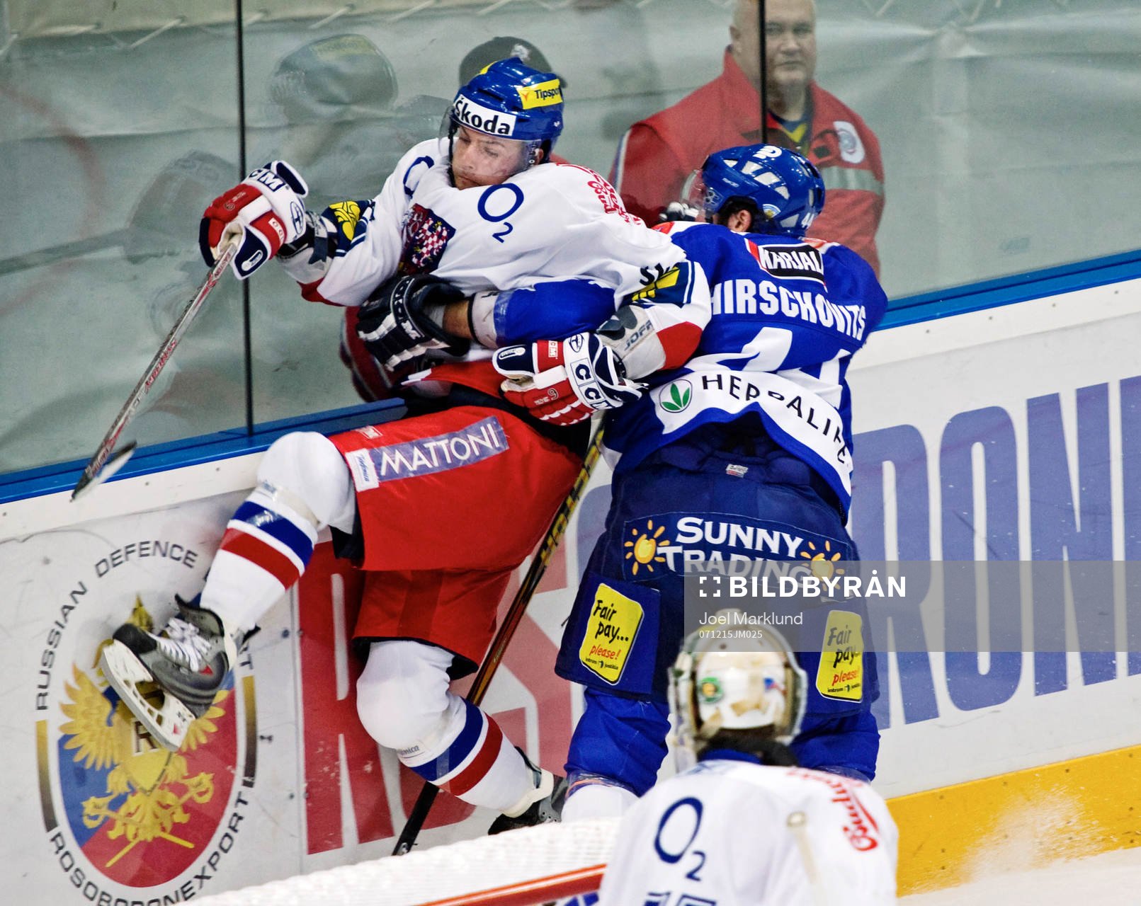 Kim Hirschovits, Finland, tacklar en tjeck