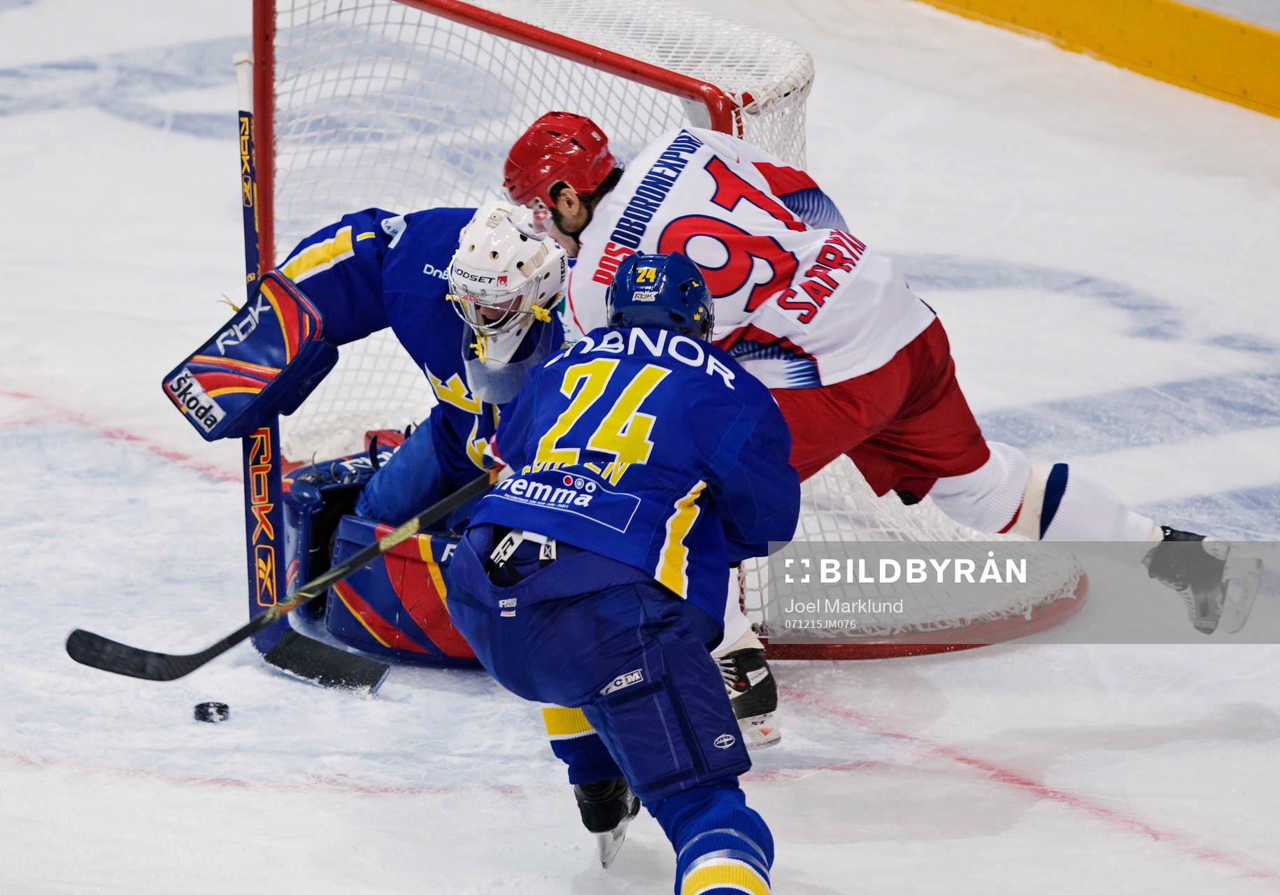 Oleg Saprykin, Ryssland, är nära att göra mål på