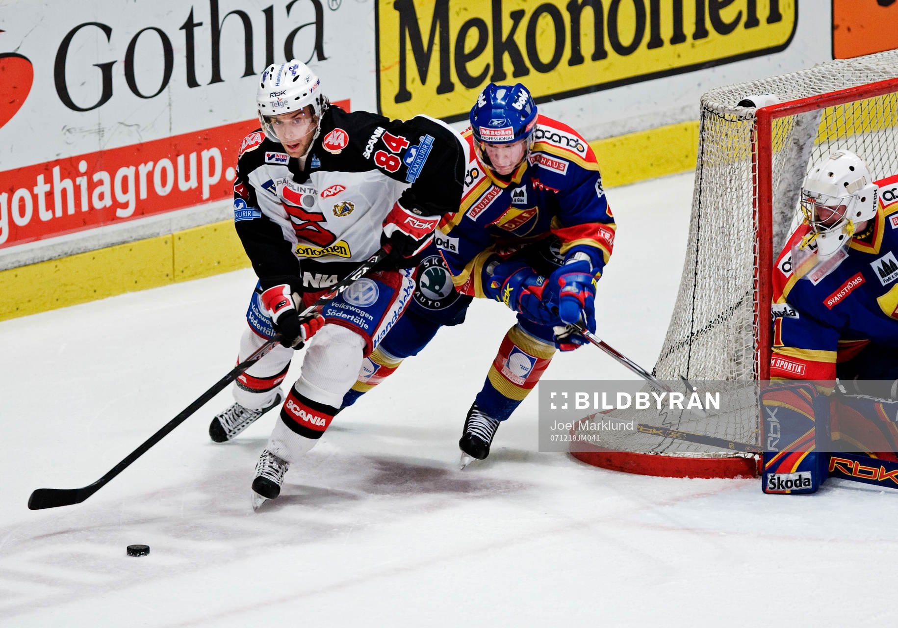 Dragan Umicevic, Södertälje, rundar Ossi Väänänen,