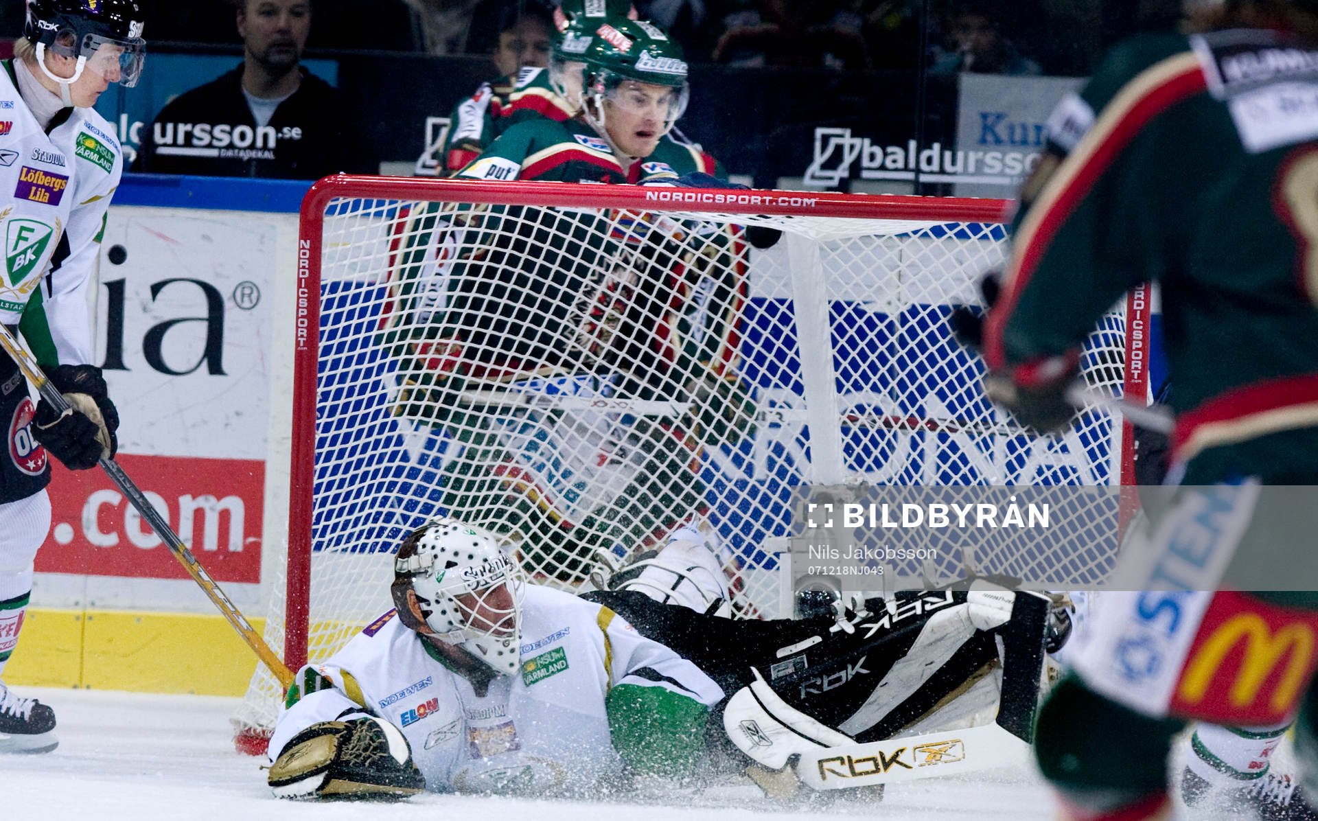 Christopher Heino-Lindberg, målvakt, med pucken i