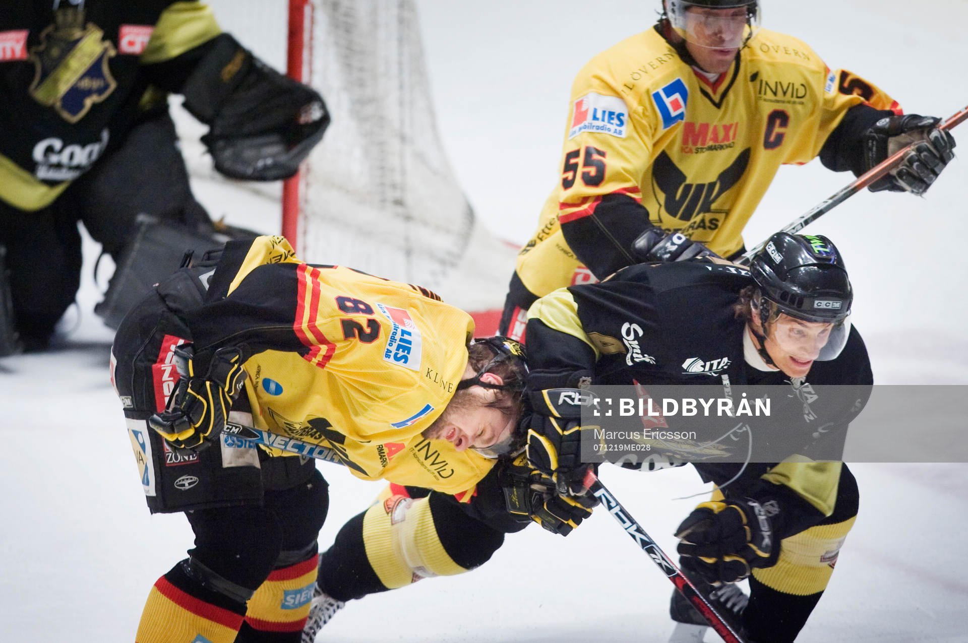 Mikael Österberg, AIK, sliter i Marcus Söderqvist,