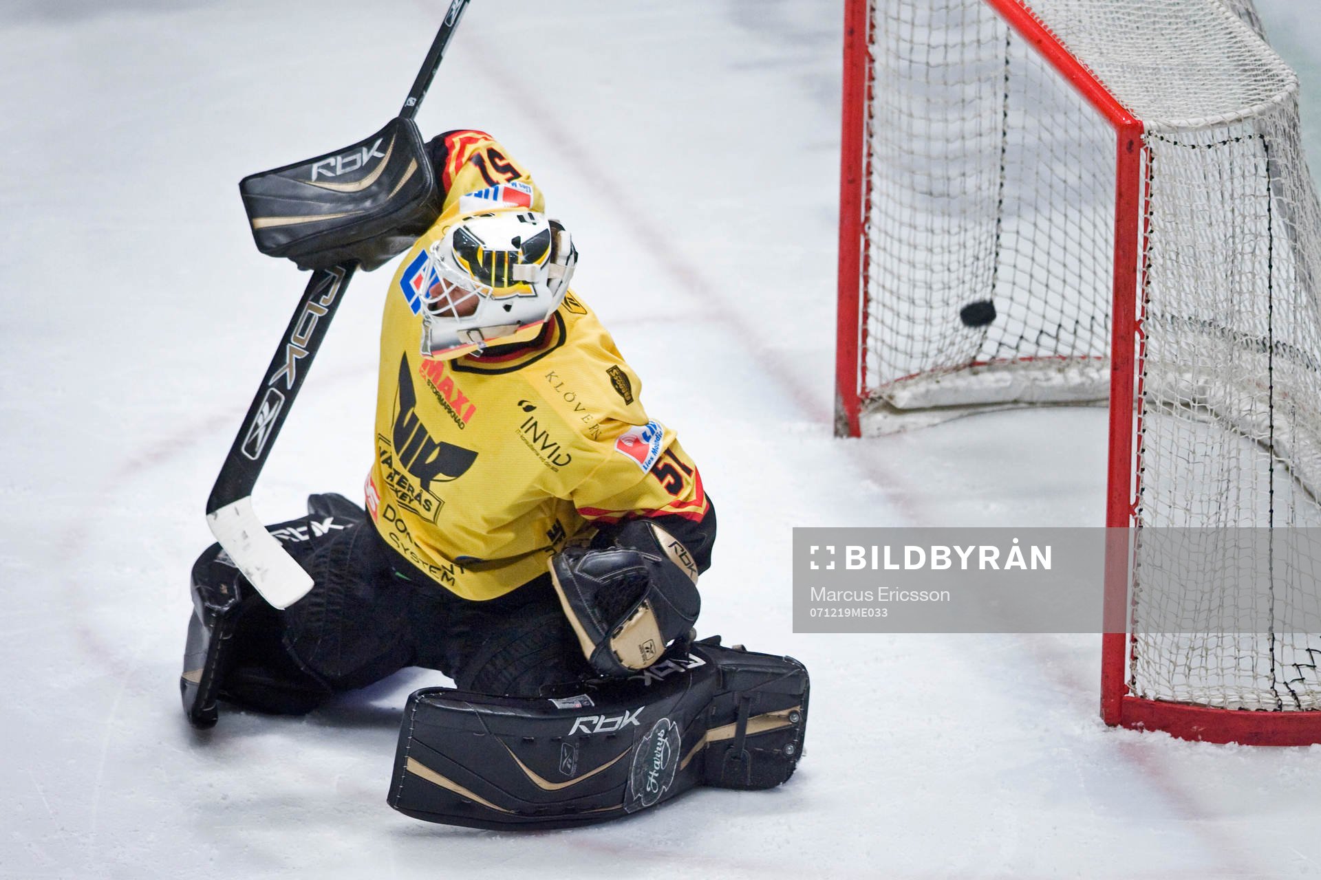 Pucken flyger in bakom Johan Thalberg, Målvakt, Västerås