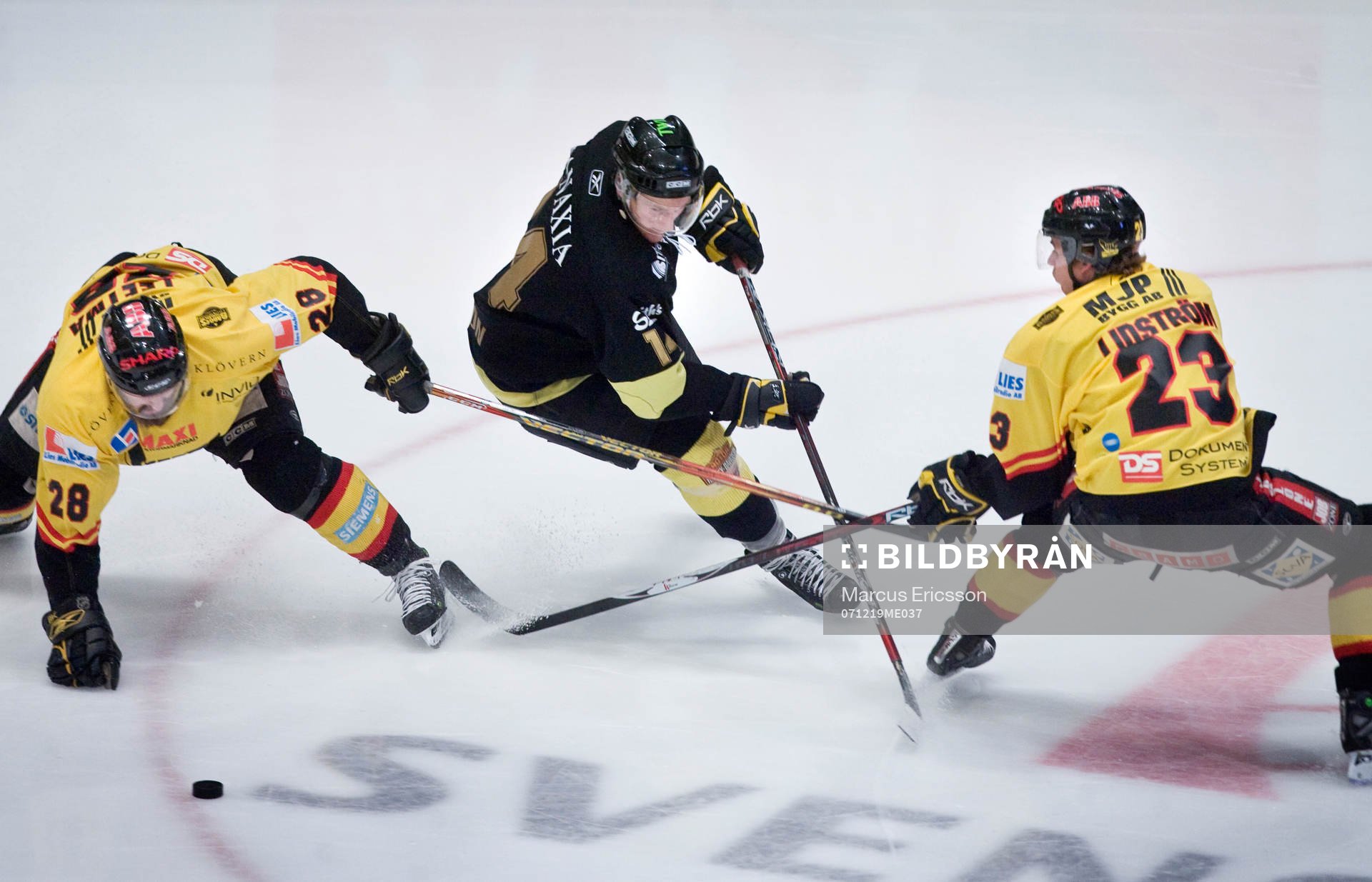 Rasmus Ericsson, AIK, glider mellan Jonas Leetma,