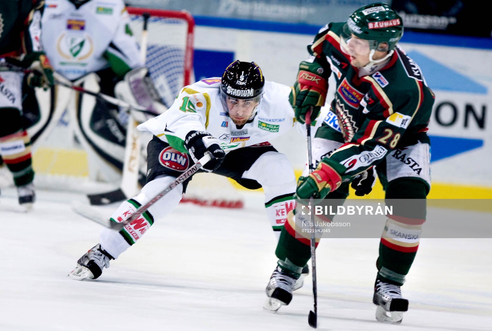 Dominik Granak, Färjestad, slår mot Martin Plüss,