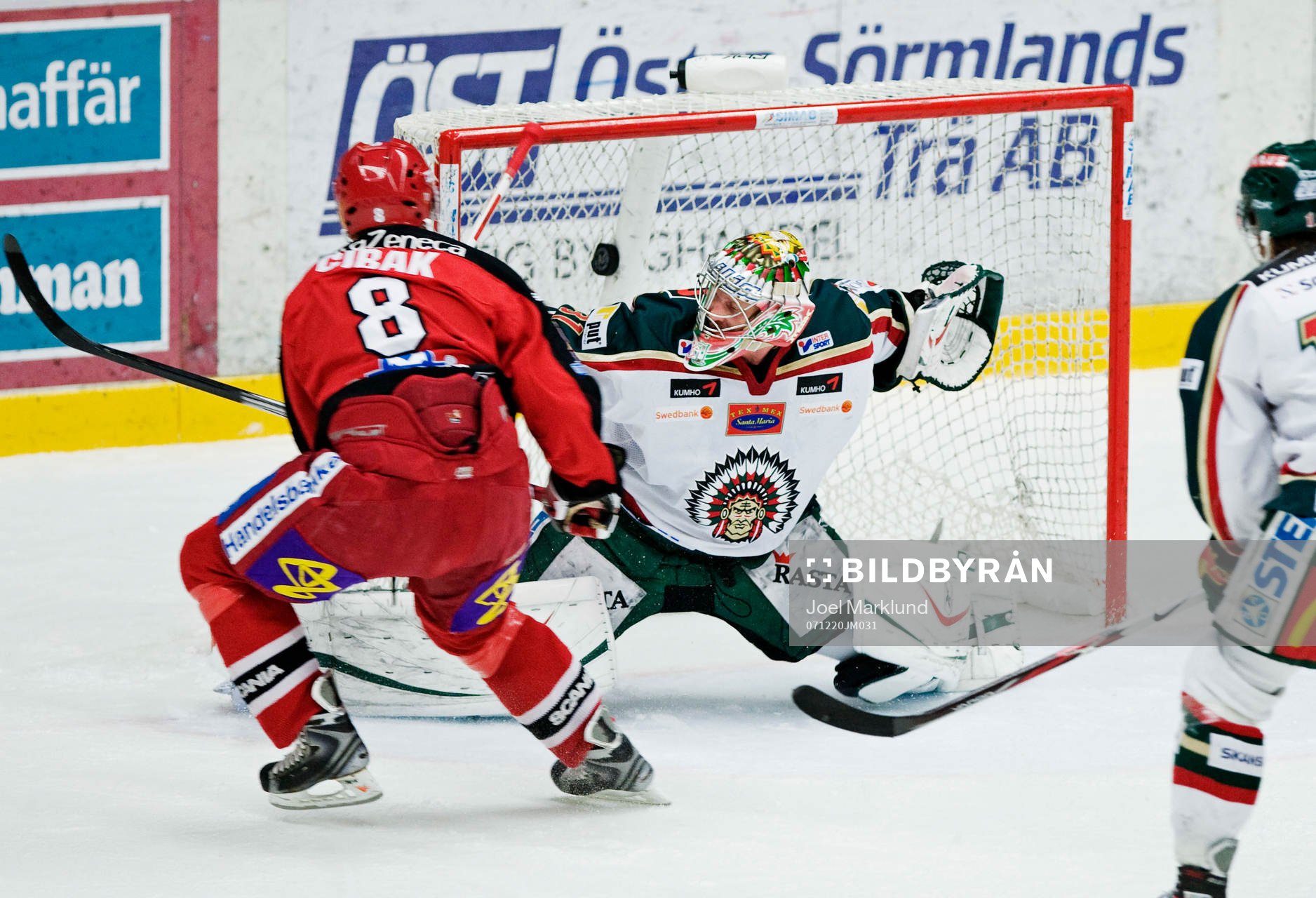 Martin Cibak, Södertälje, gör 2-0 bakom Ari Ahonen,