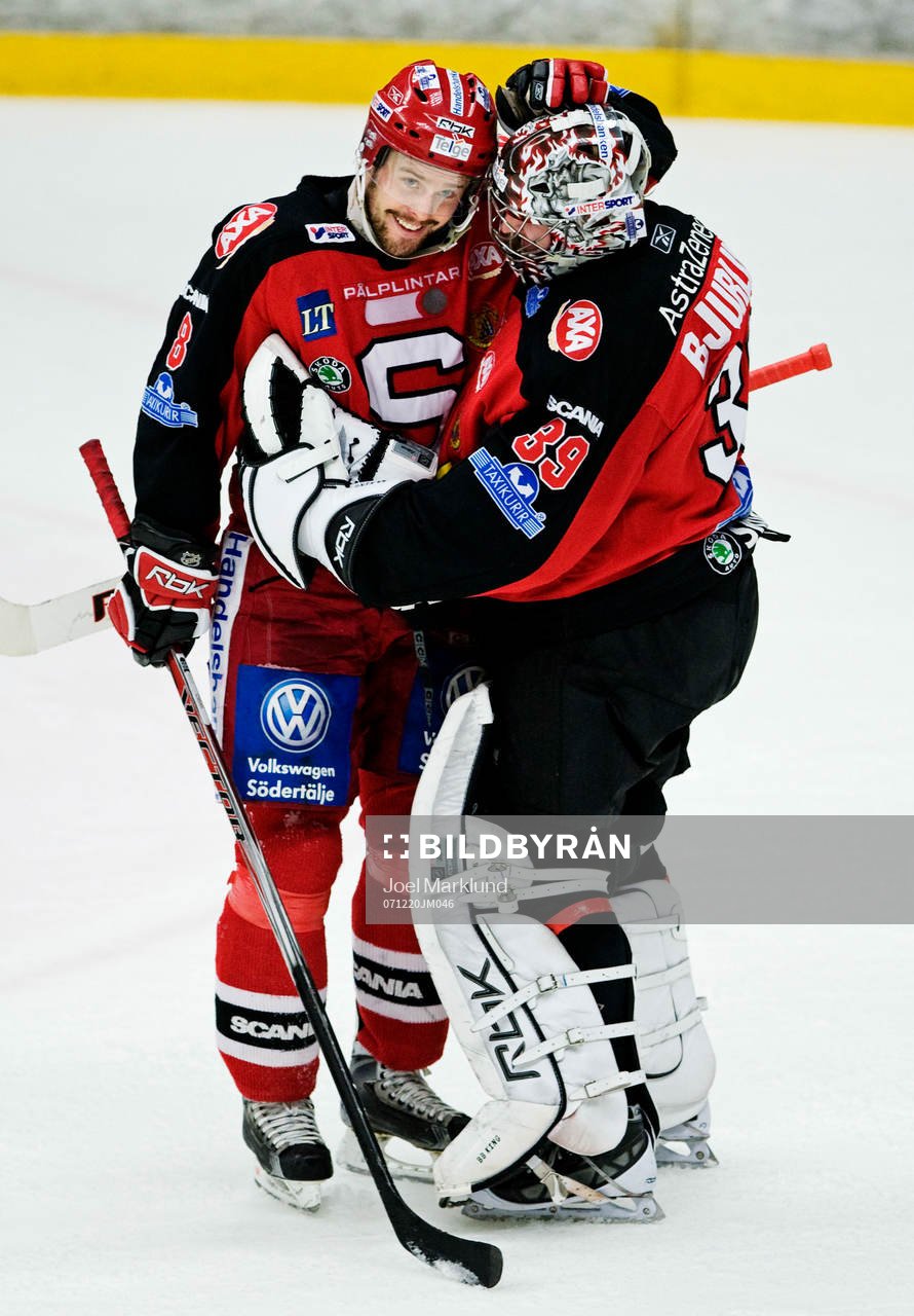 Martin Cibak, Södertälje, gratulerar Björn Bjurling,