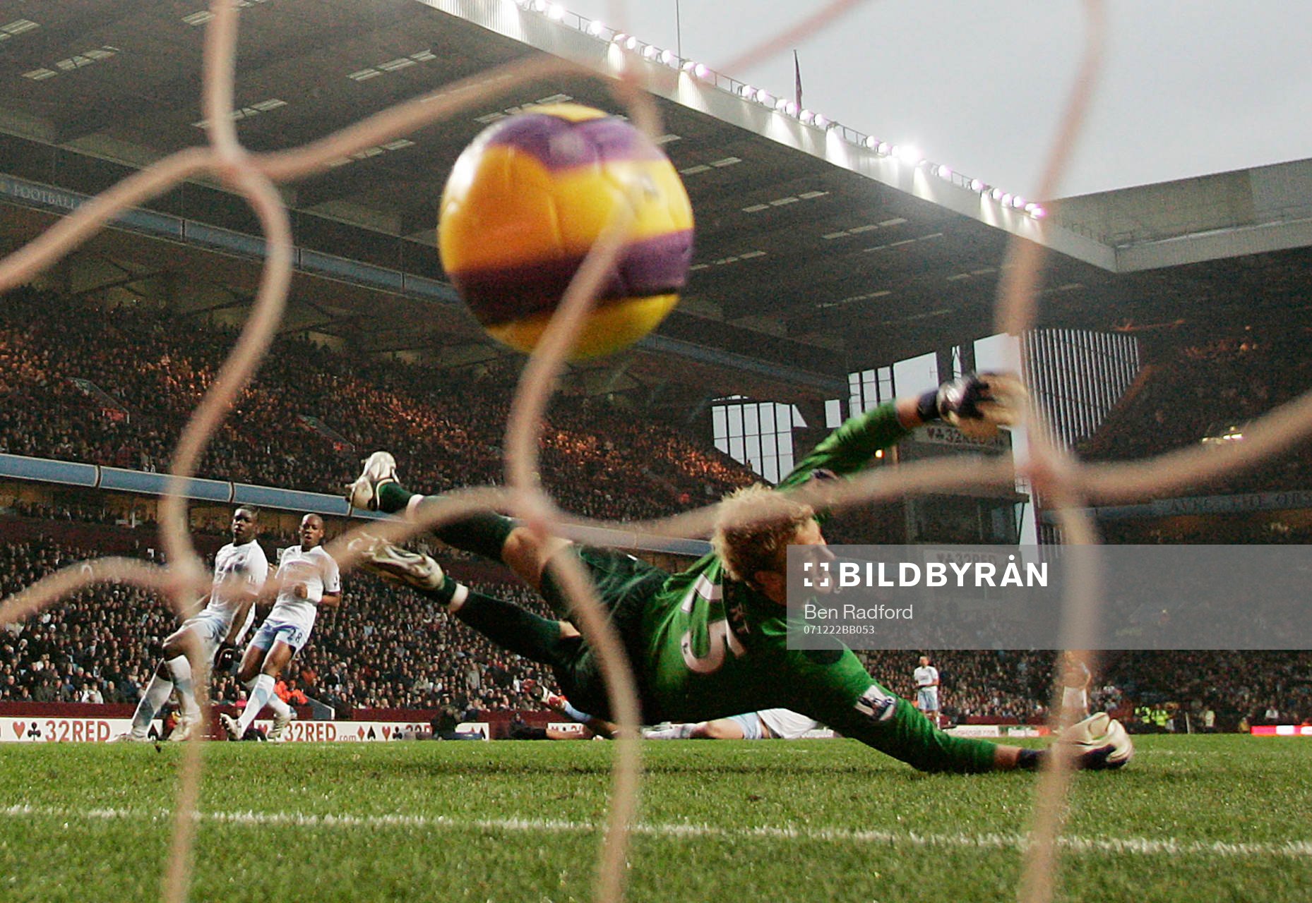 John Carew, Aston Villa kvitterar bakom Joe Hart, Manchester (Målvakt)