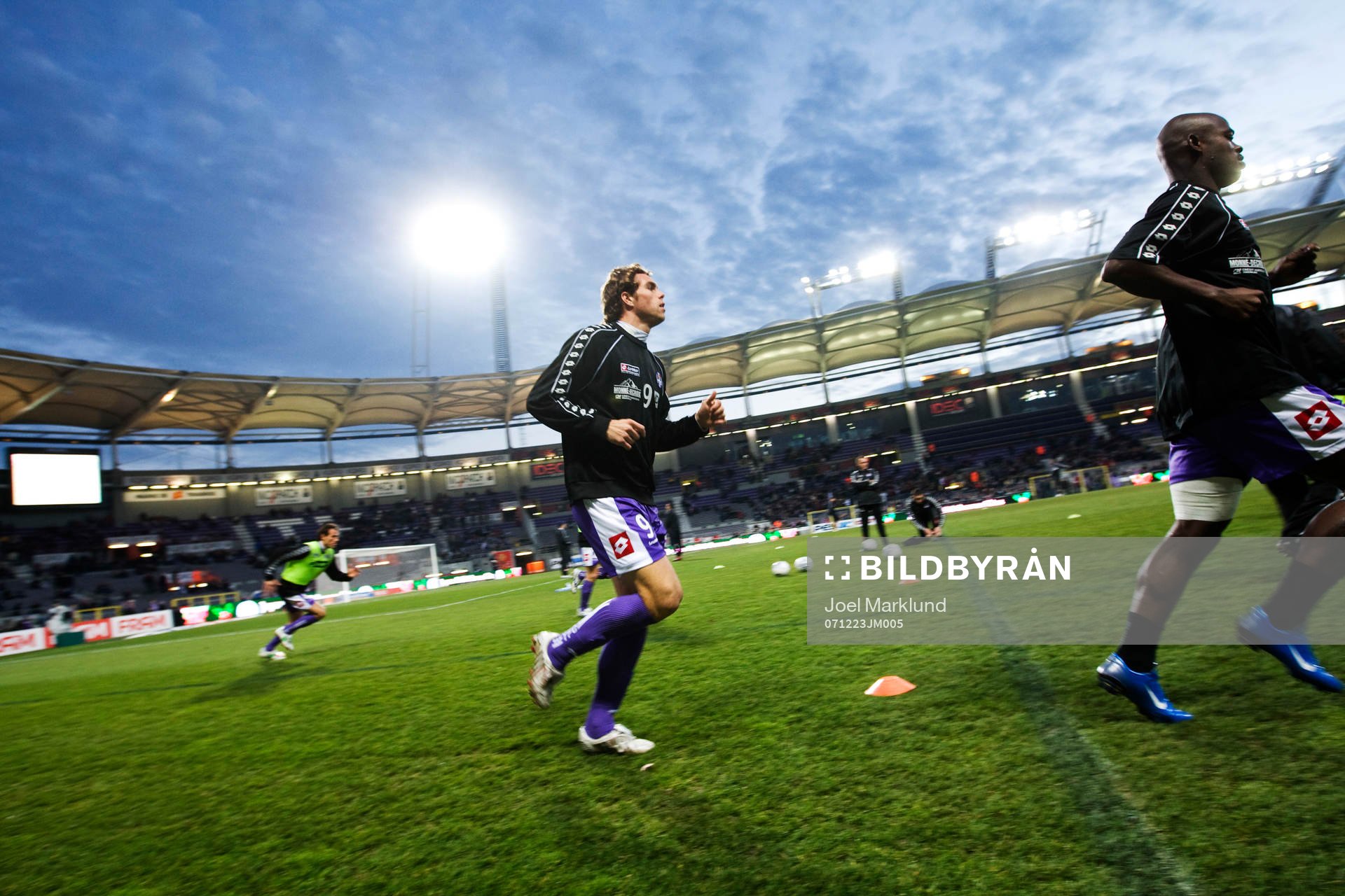 Johan Elmander värmer upp innan matchstart