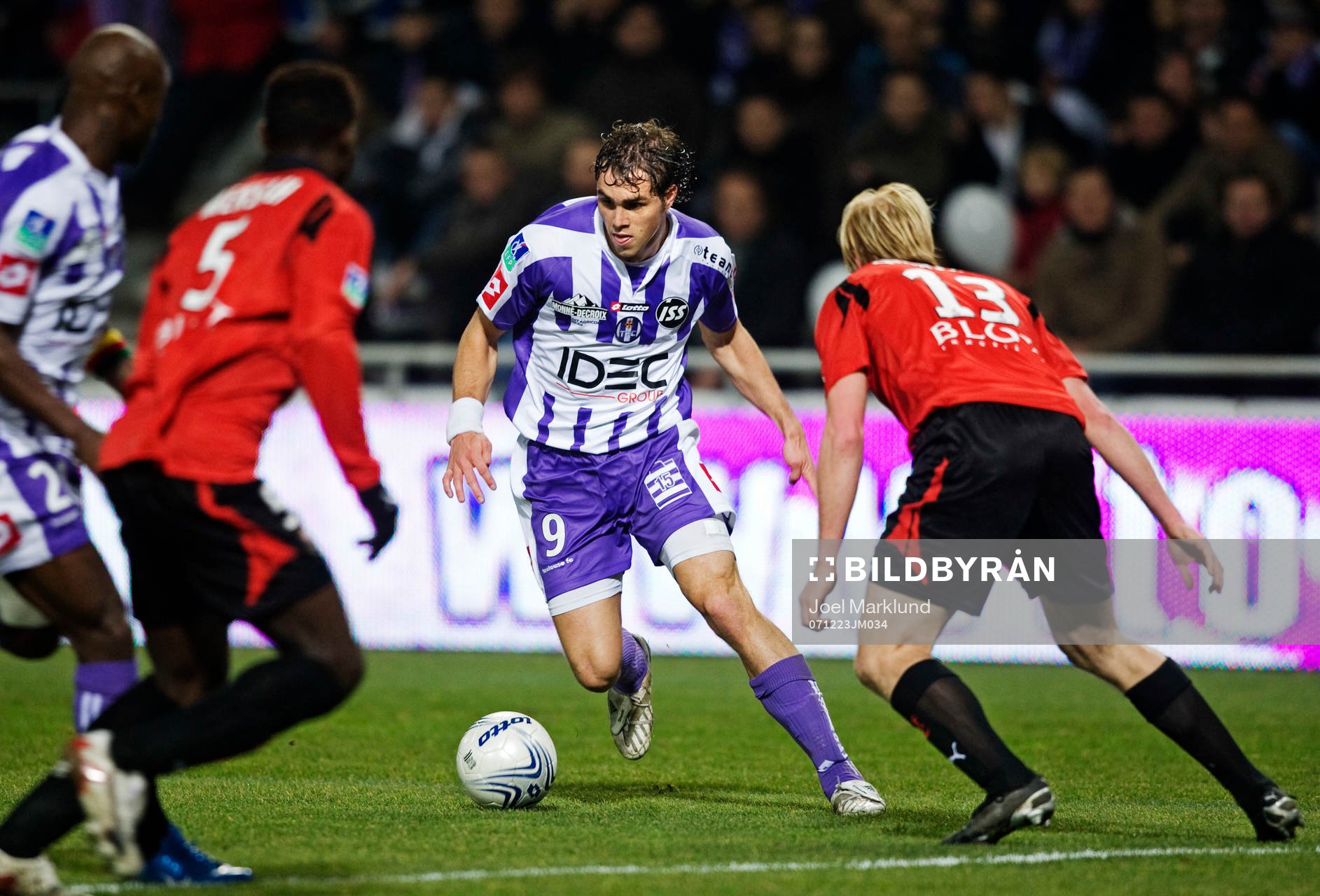 Johan Elmander tar sig förbi Petter Hansson