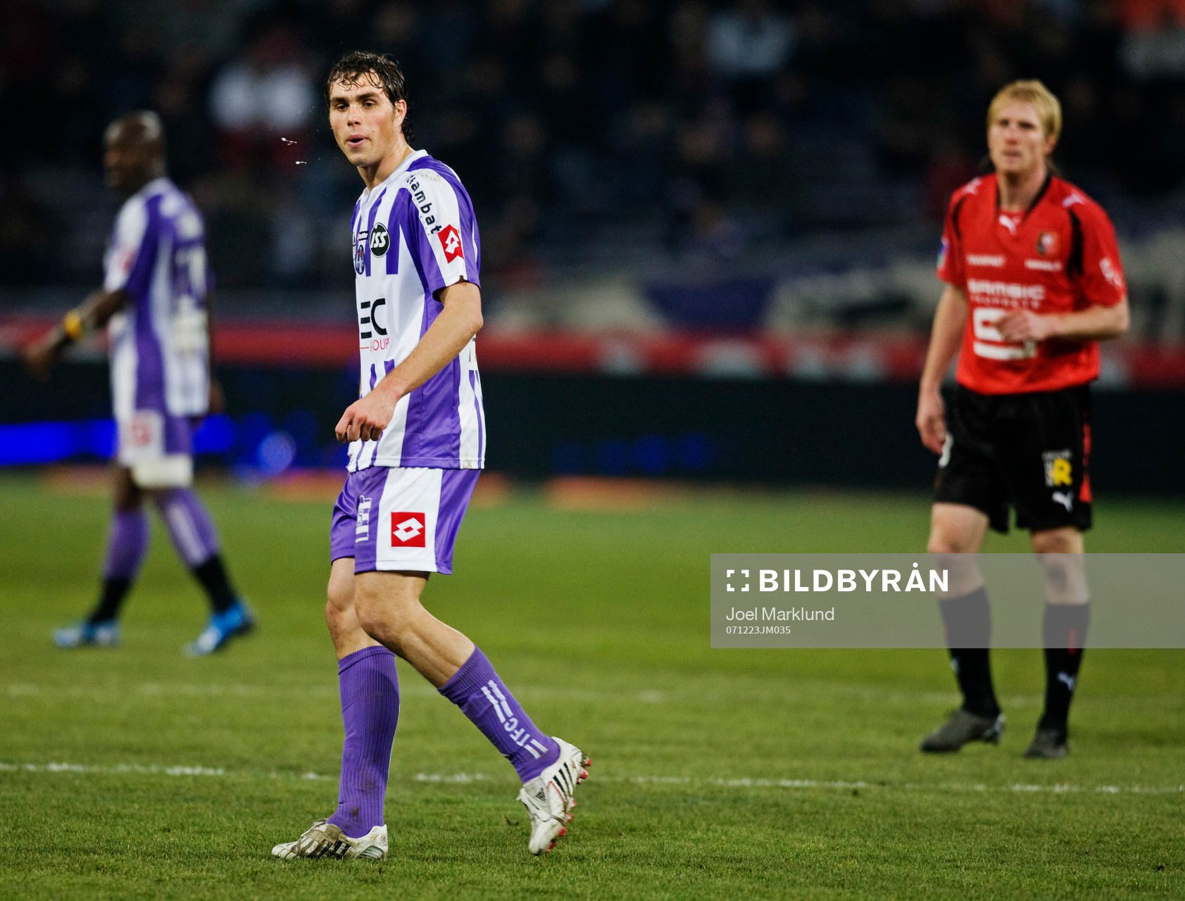 Johan Elmander spottar. I bakgrunden Petter Hansson