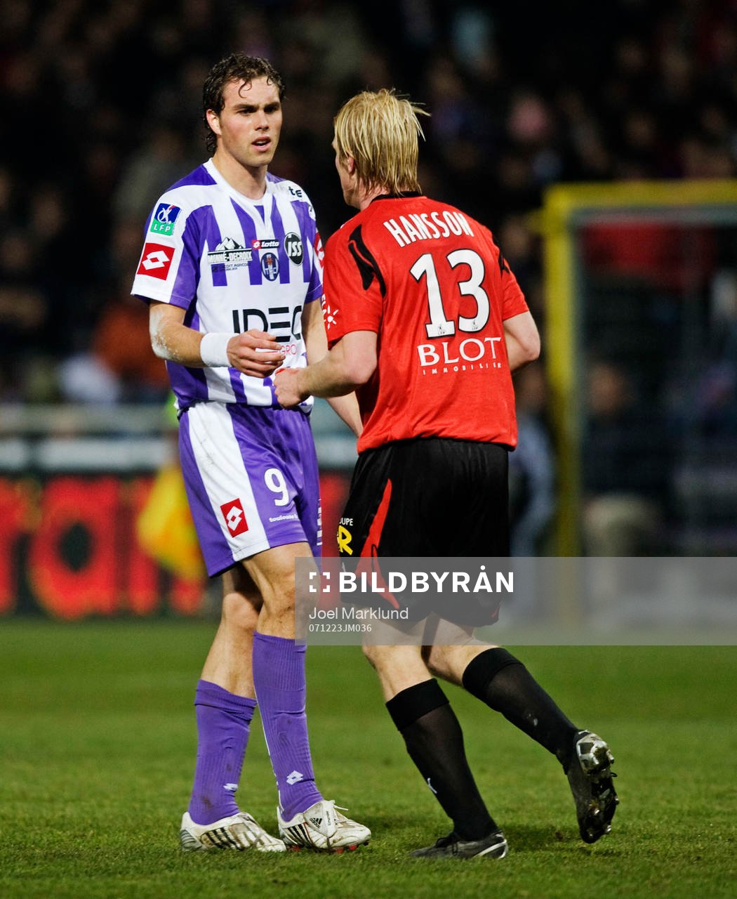 Johan Elmander pratar med Petter Hansson