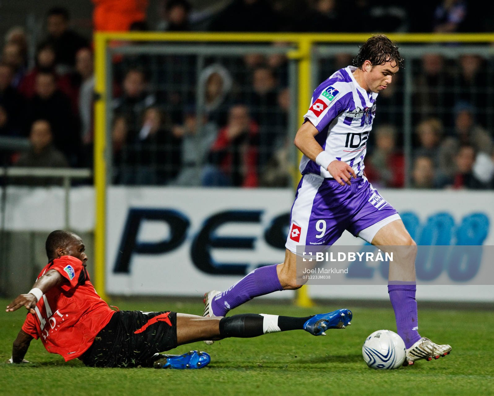 Johan Elmander, Toulouse, dribblar förbi Stephane Mbia