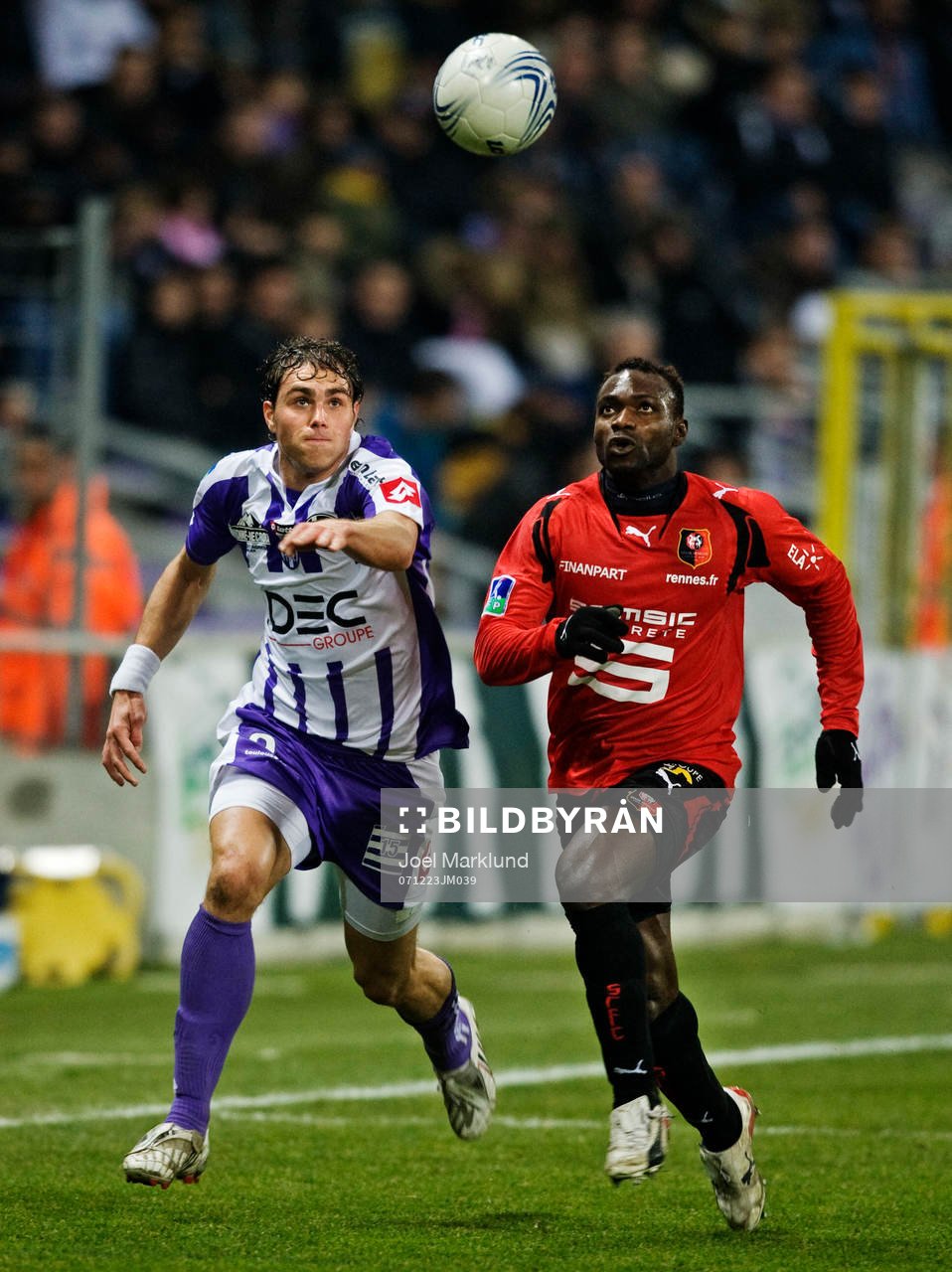 Johan Elmander, Toulouse, och John Mensah, Rennes, har koll