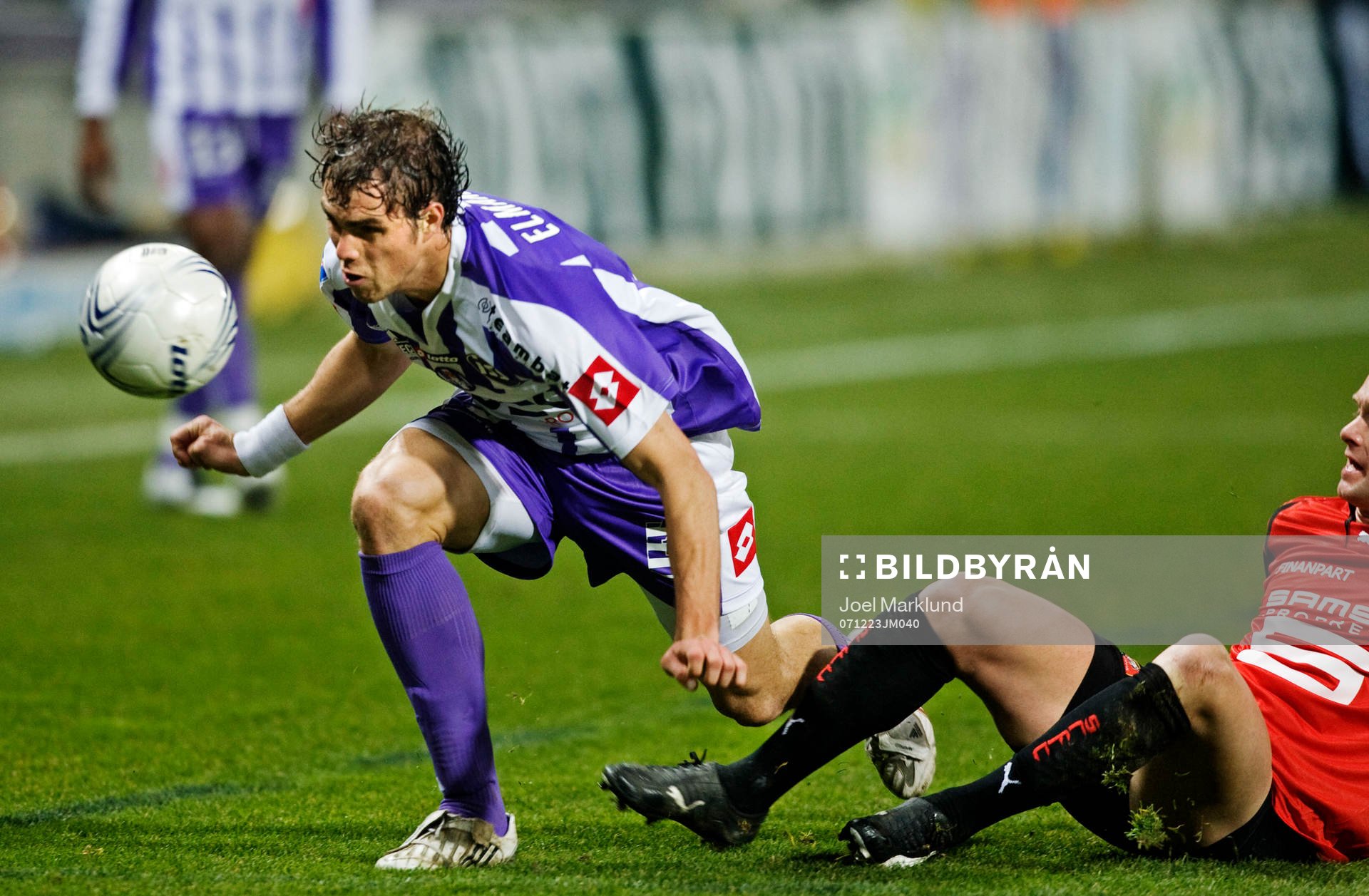 Johan Elmander tacklas av en Rennes-spelare