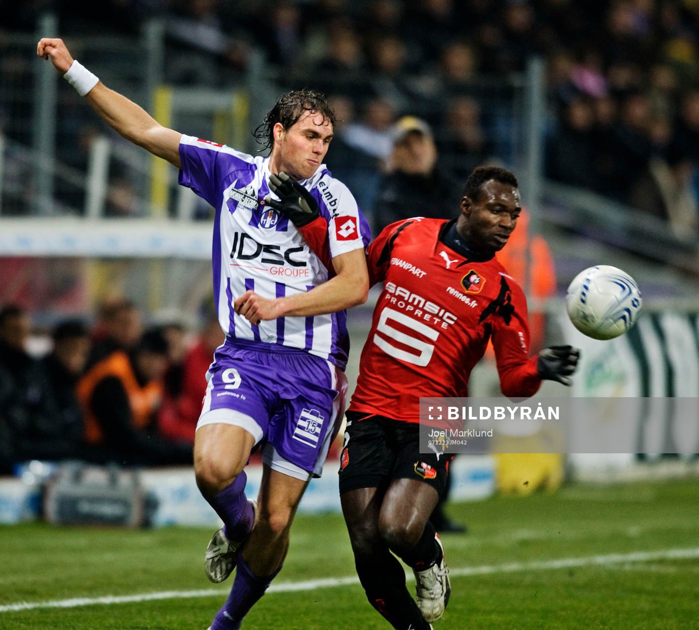 Johan Elmander, Toulouse, och John Mensah, Rennes, i kamp
