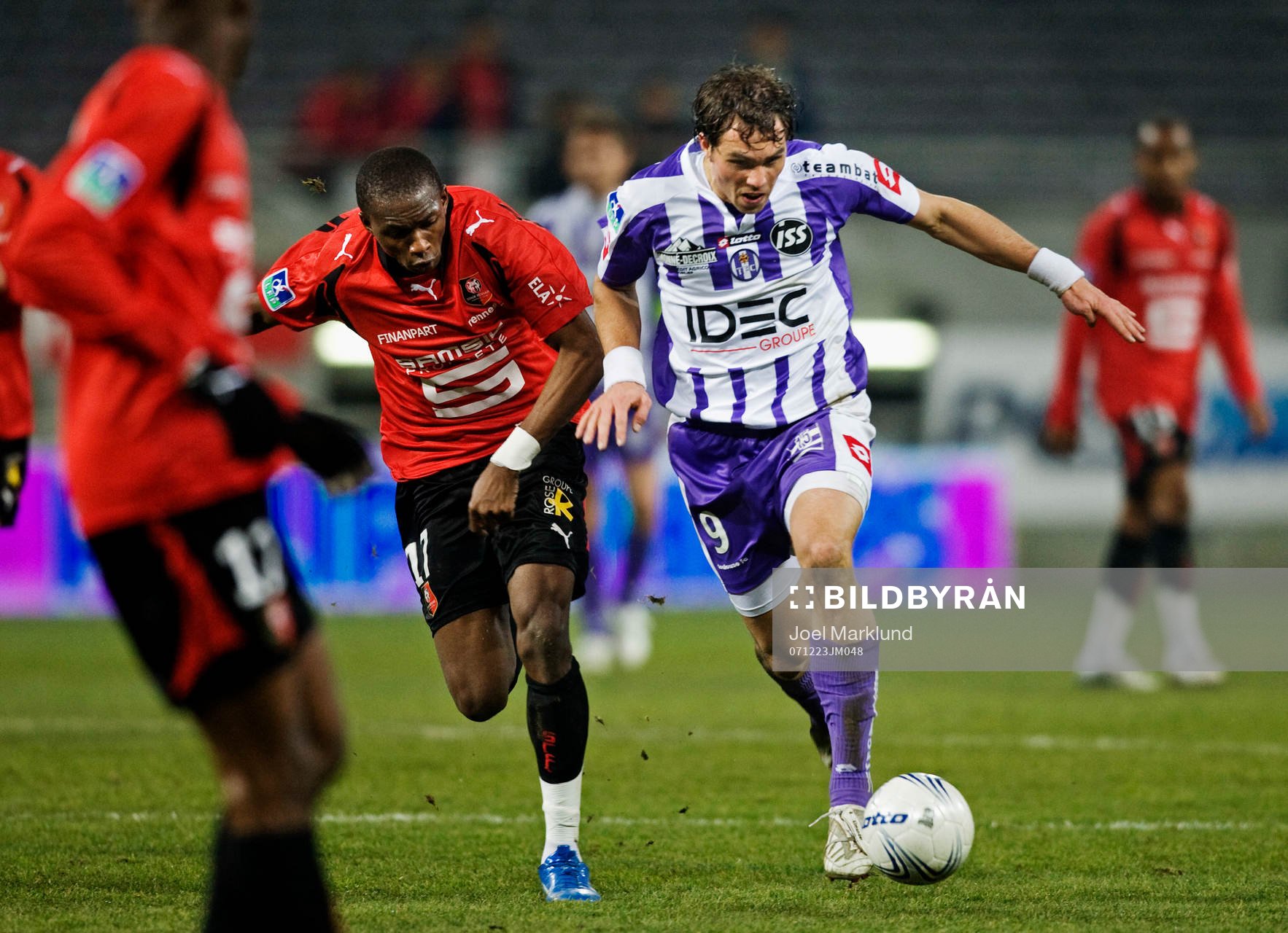 Johan Elmander, Toulouse, tar sig förbi Stephane Mbia