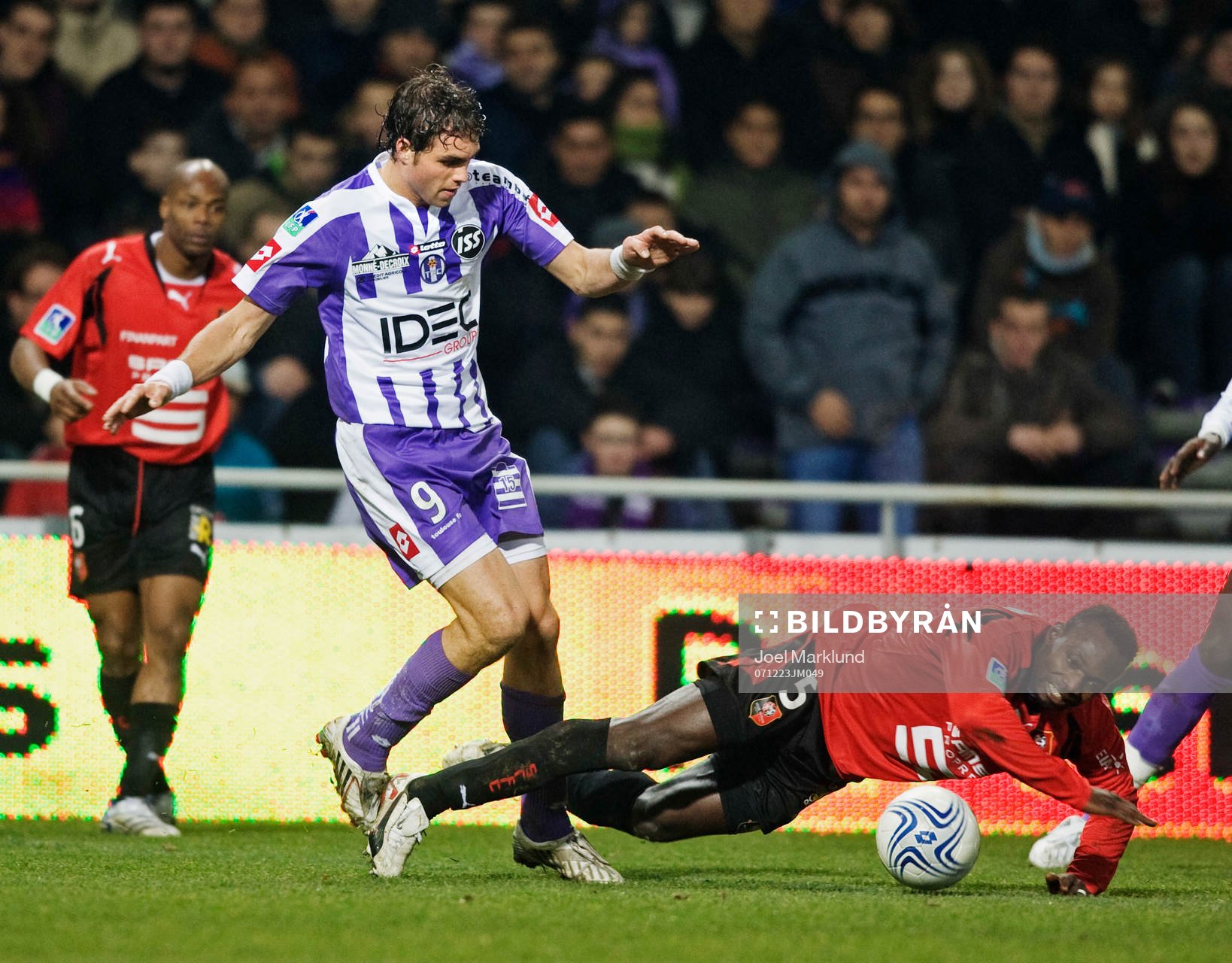 Johan Elmander, Toulouse, drar ner John Mensah, Rennes, i