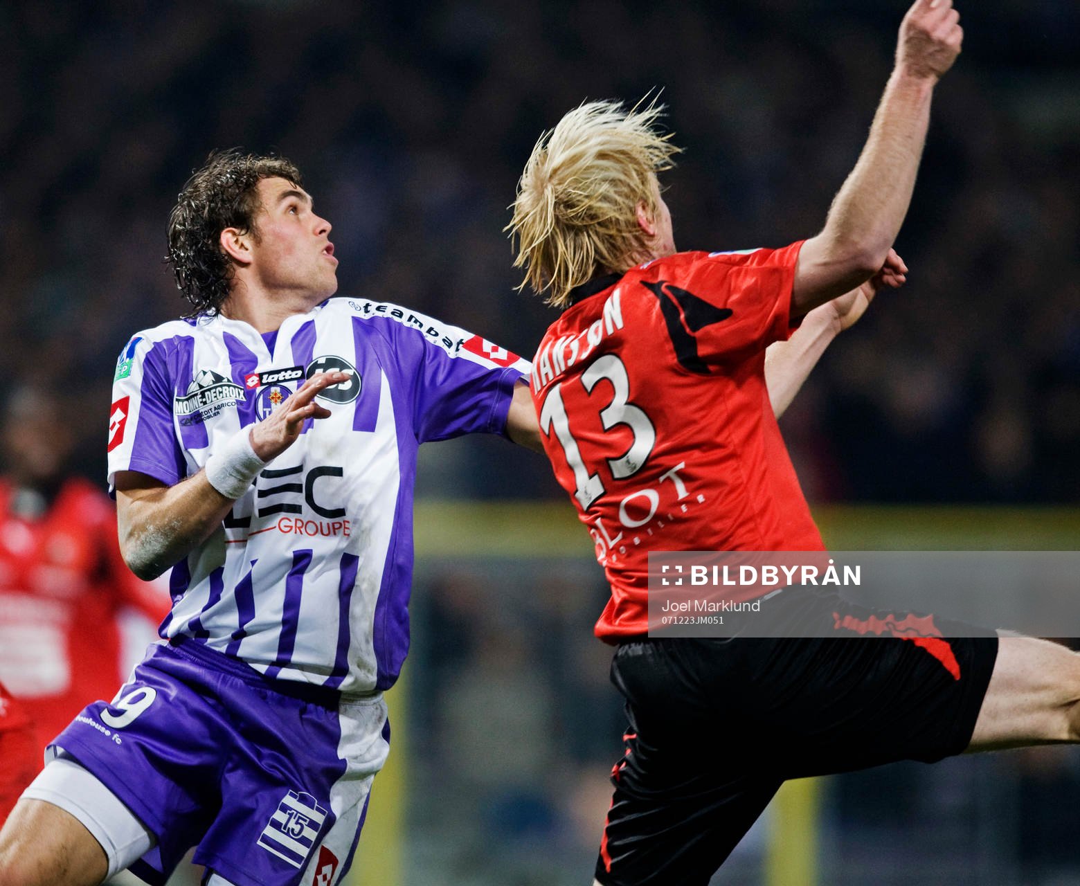 Duell i luften mellan Johan Elmander, Toulouse, och Petter