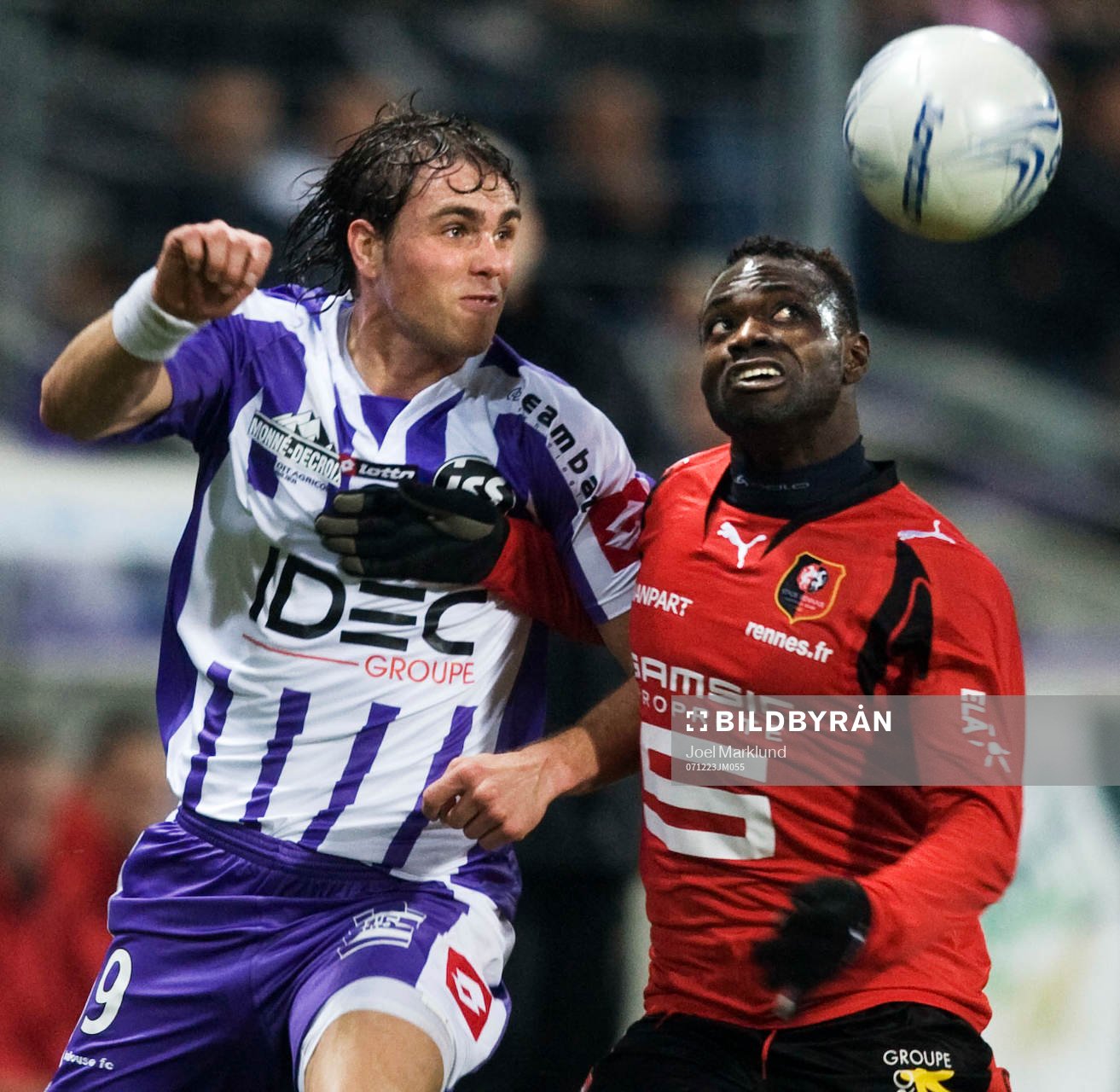 Johan Elmander, Toulouse, och John Mensah, Rennes, i kamp