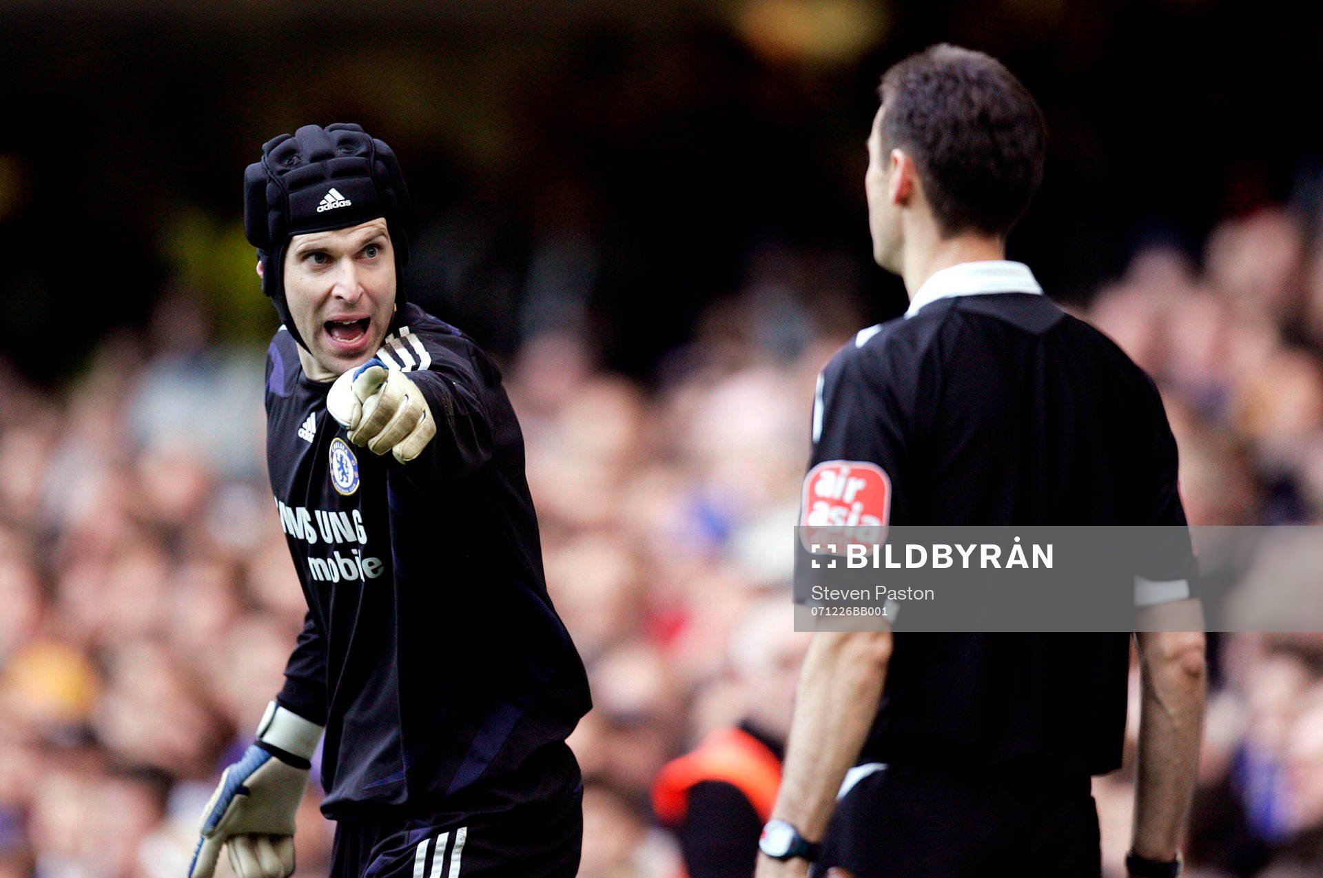 Petr Cech, målvakt, Chelsea, diskuterar med assisterande
