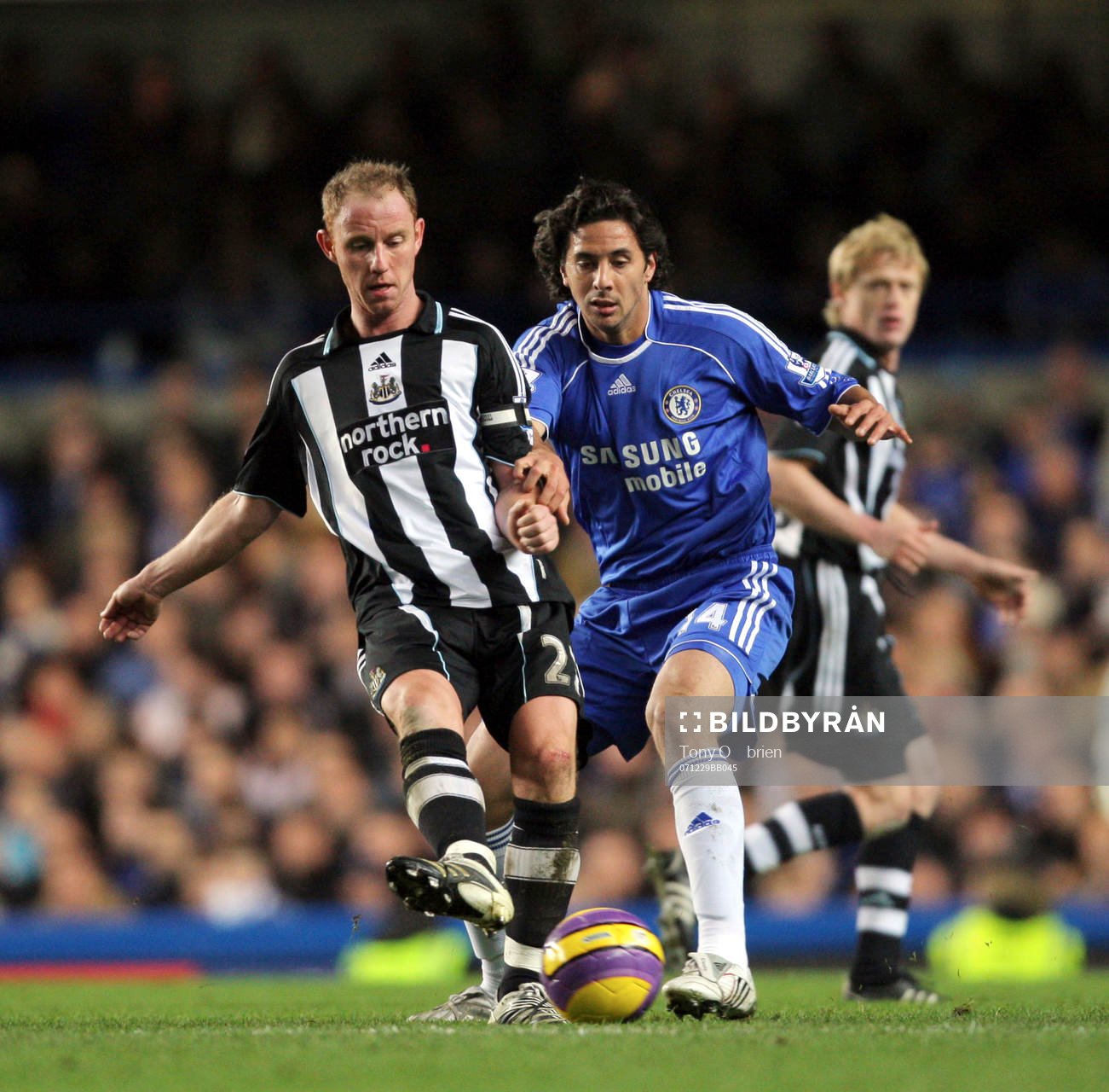  Chelseas Claudio Pizarro och Newcastles Nicky Butt.