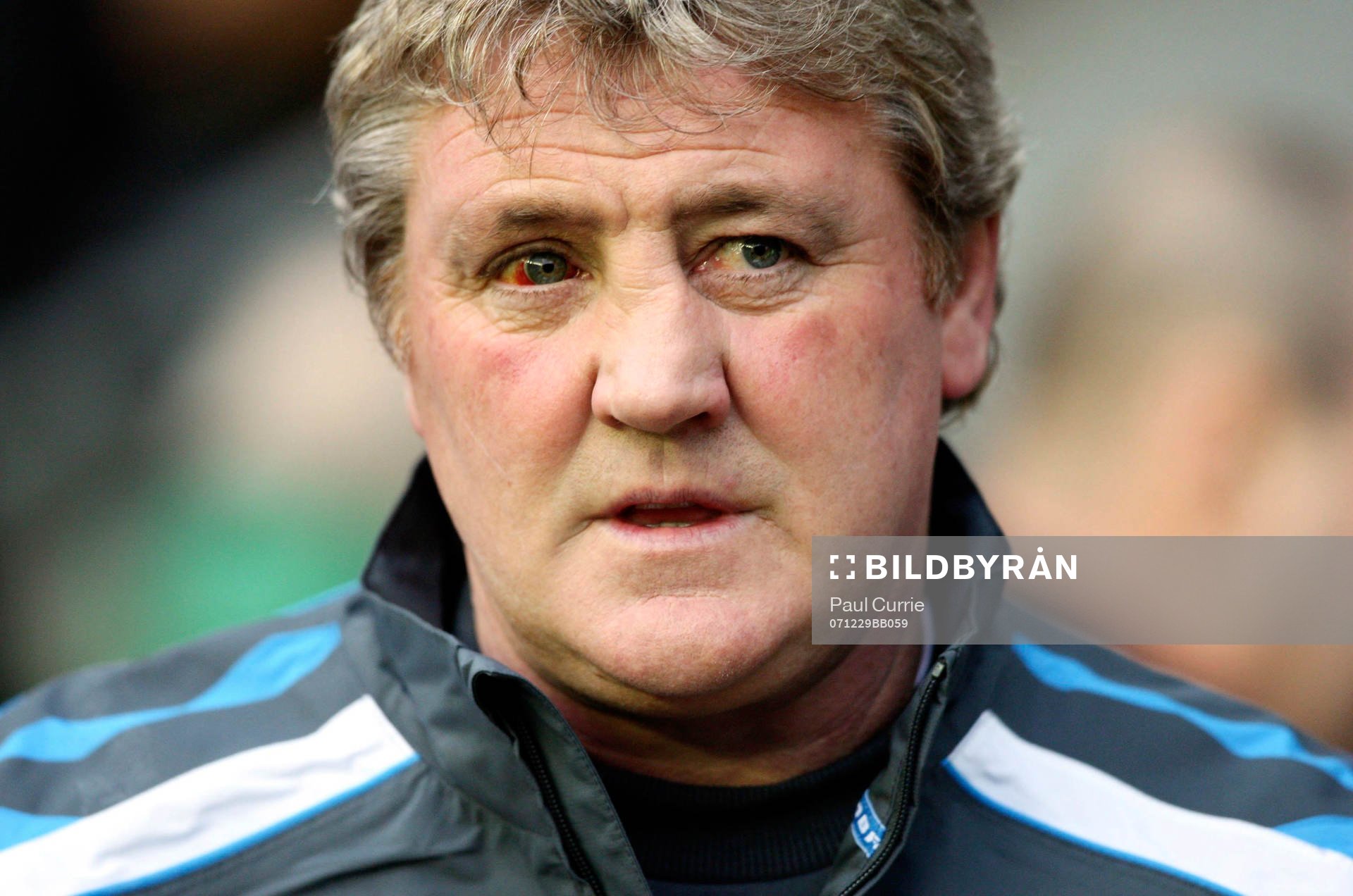 Steve Bruce, tränare, Wigan med rött öga