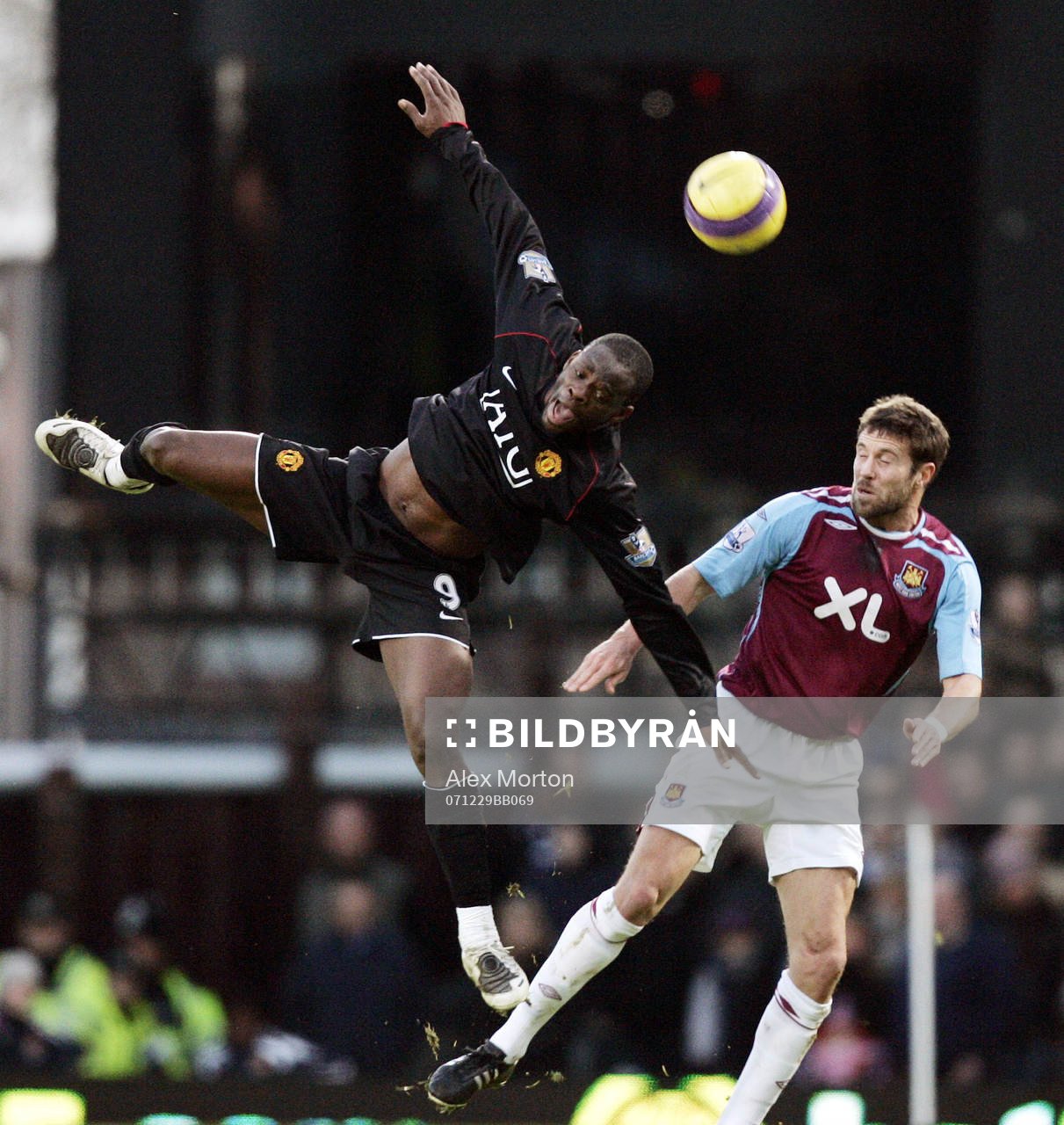  Louis Saha, Manchester och Matthew Upson, West Ham.