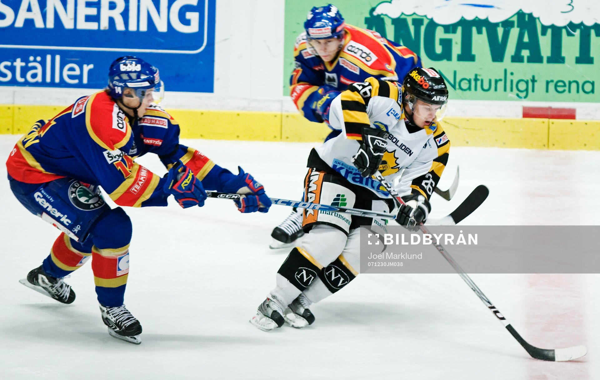 Djurgårdens Dick Axelsson och Niklas Anger jagar Anders