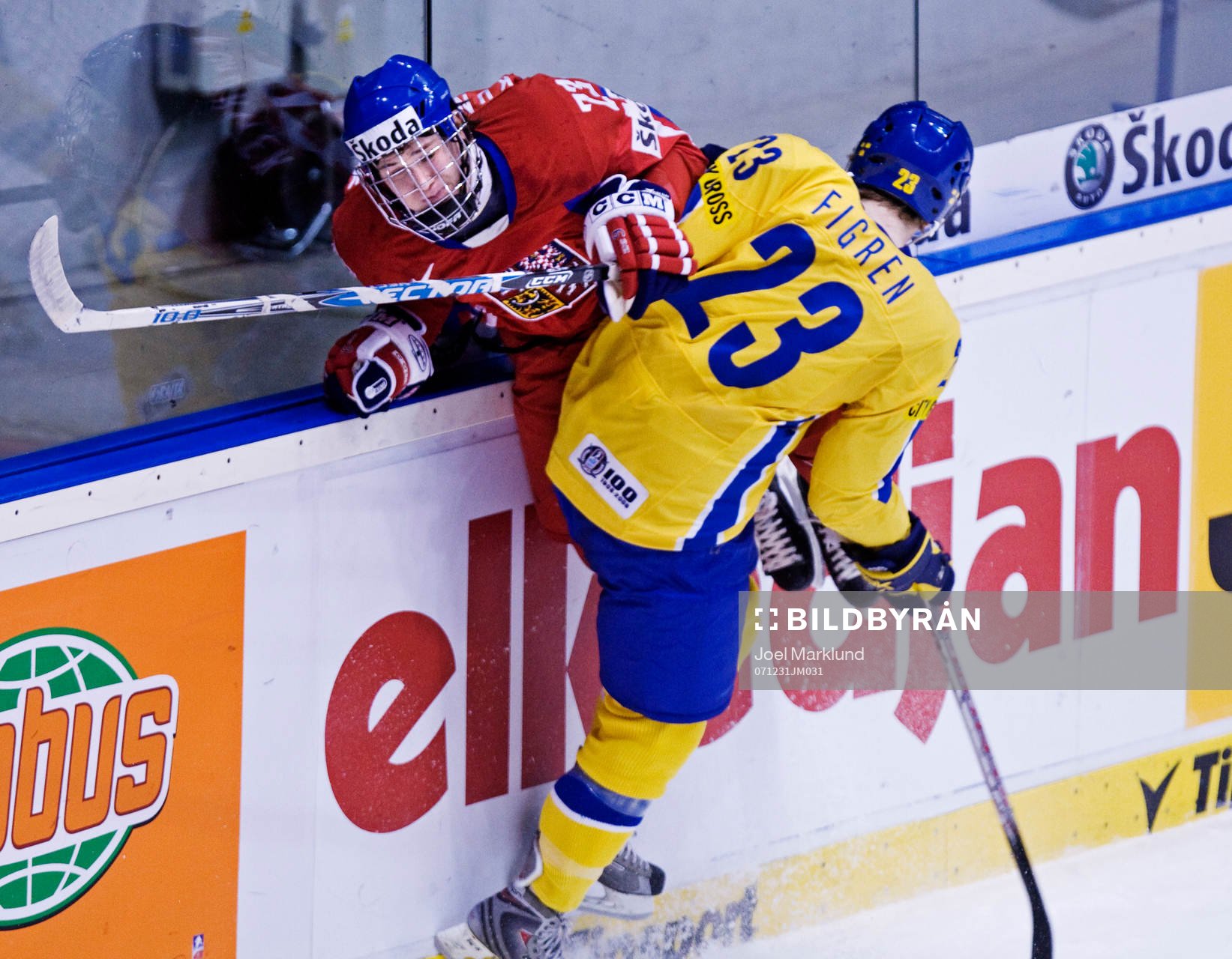 Robin Figren, Sverige, trycker till Tomas Kundratek,