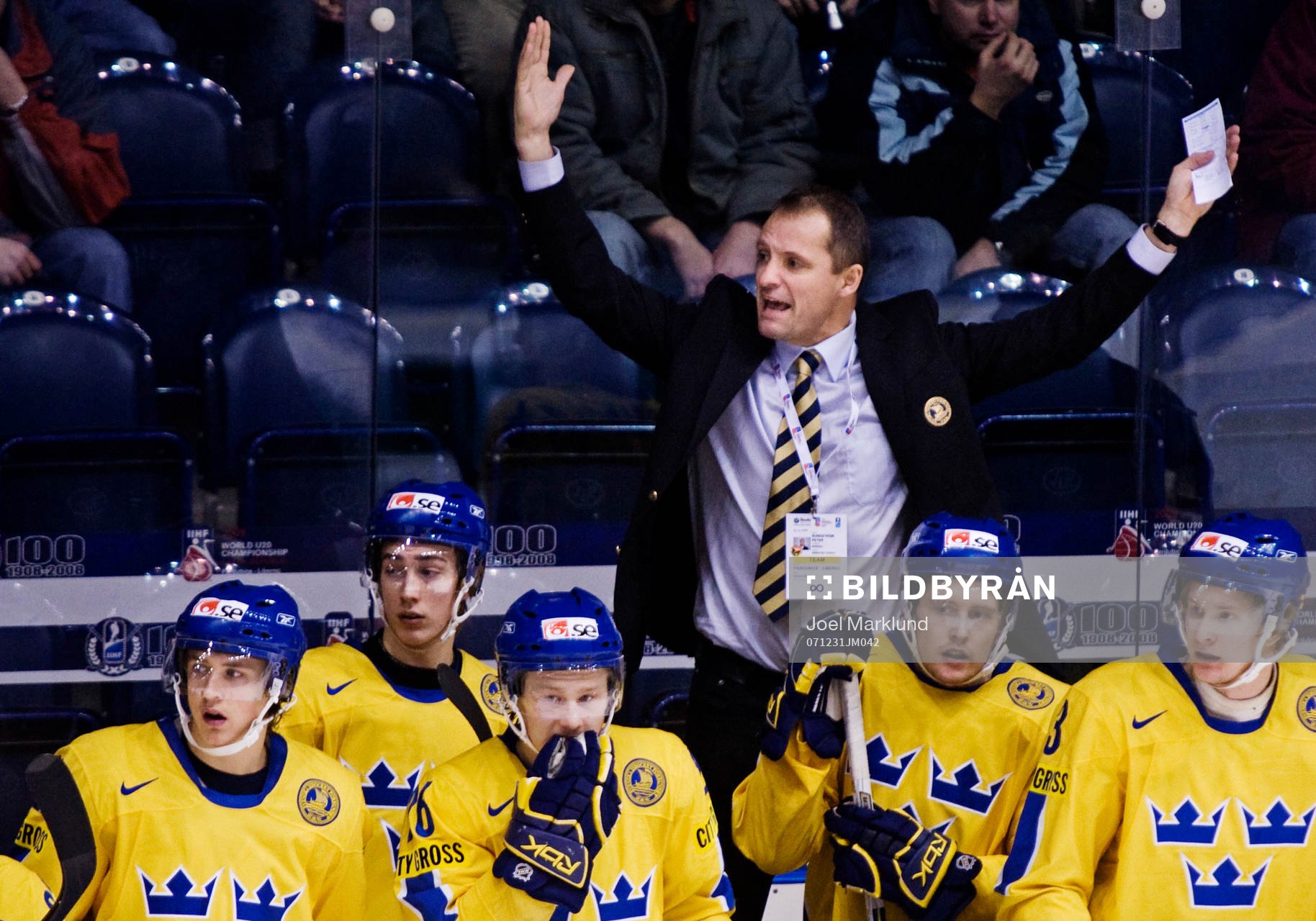 Peter Sundström, förbundskapten, basar från båset