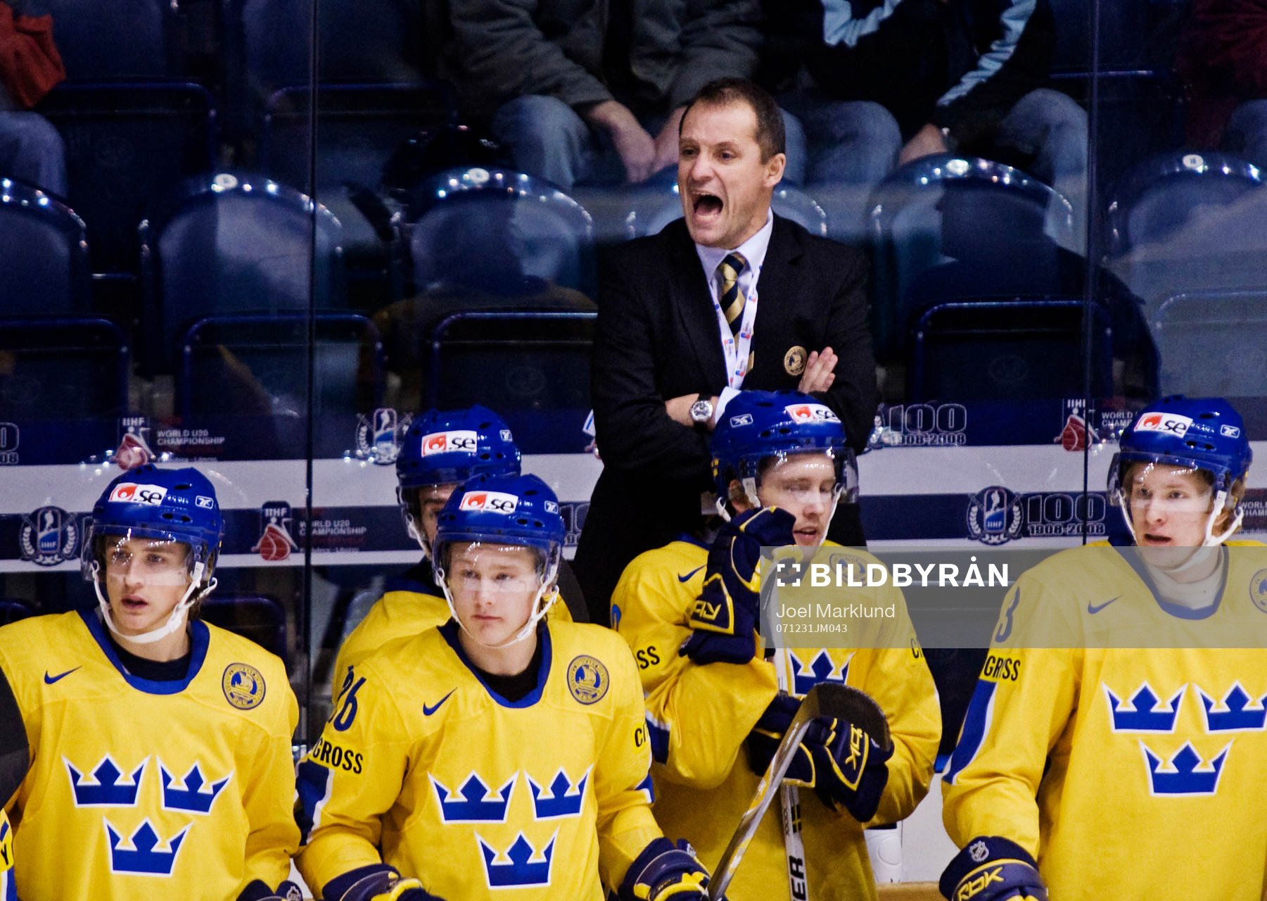 Peter Sundström, förbundskapten, basar från båset