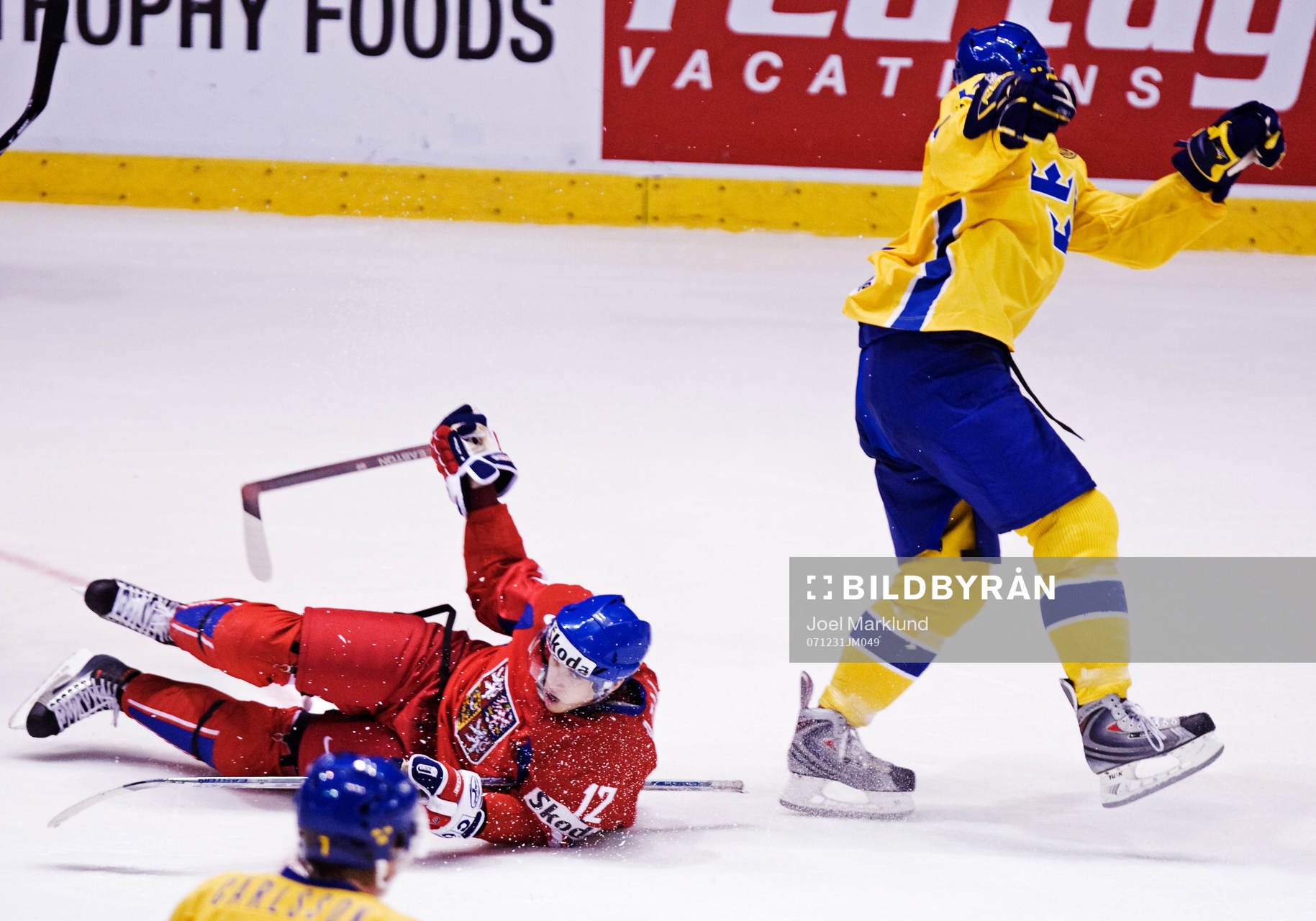 Martin Latal, Tjeckien, stjäl klubban från en svensk