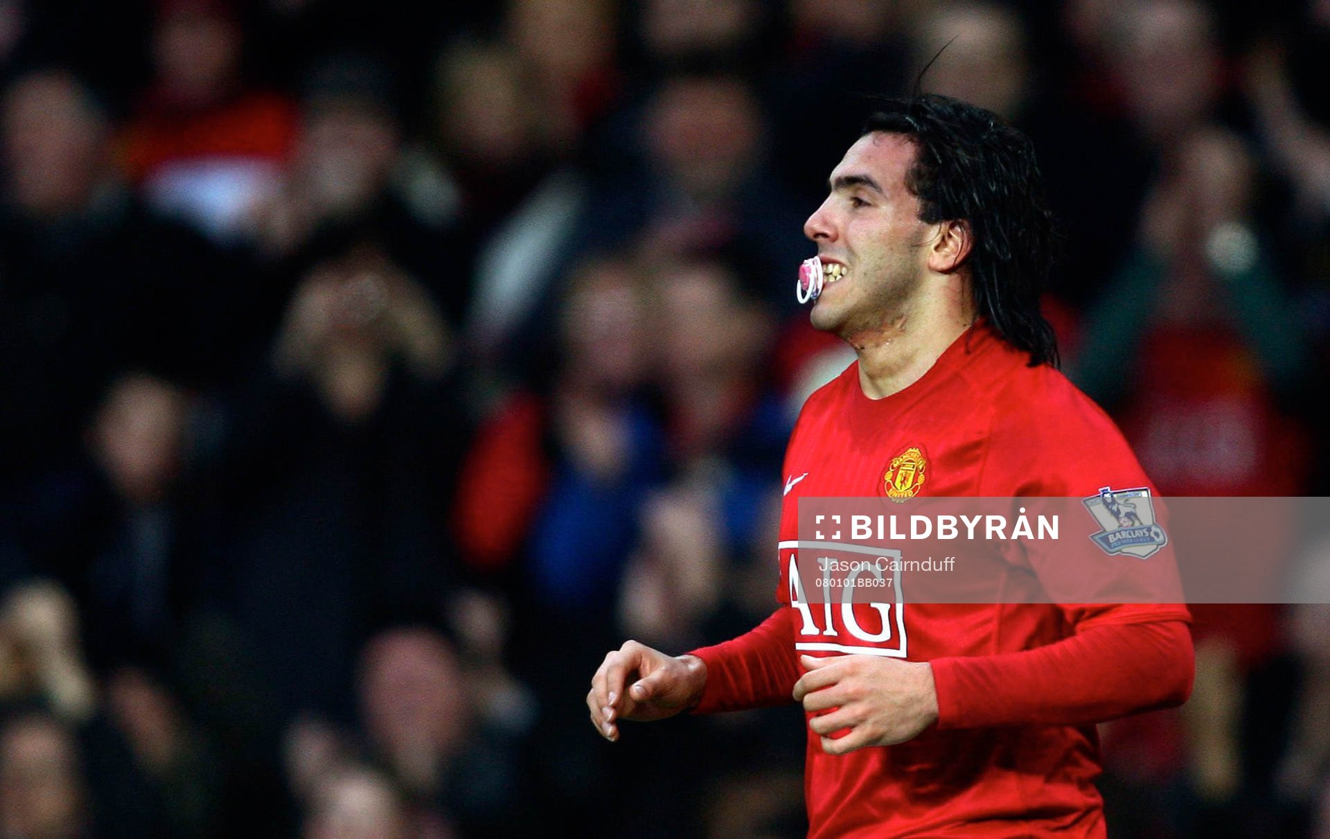  Carlos Tevez (med napp i munnen), Manchester (Jubel)