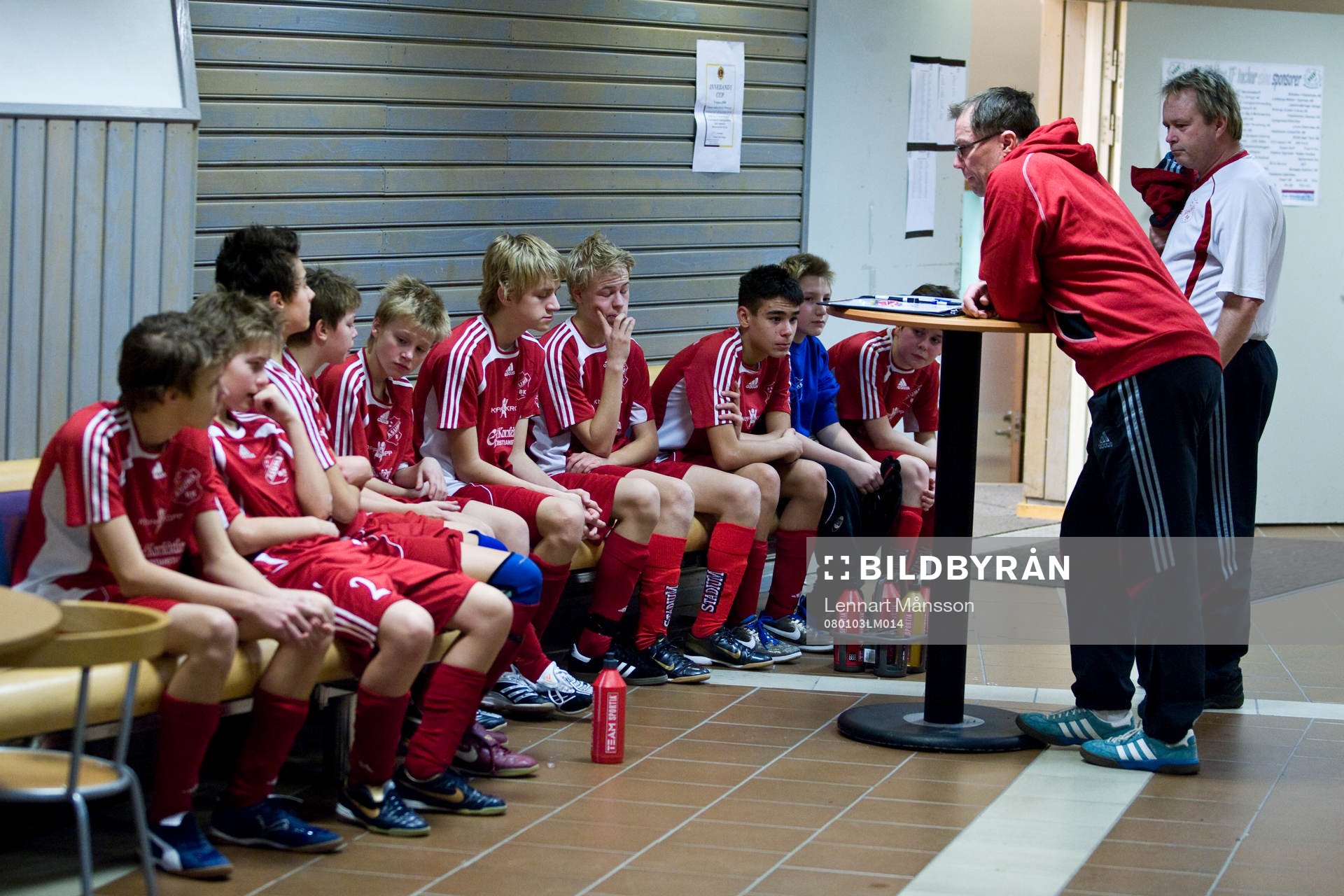 Innefotboll, Åsum, Tränaren informerar killarna.