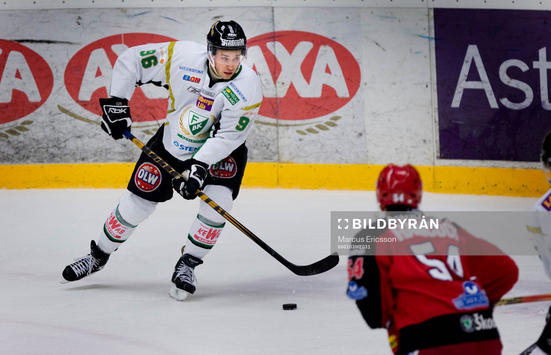 Fabian Brunnström, Färjestad, letar passnings alternativ