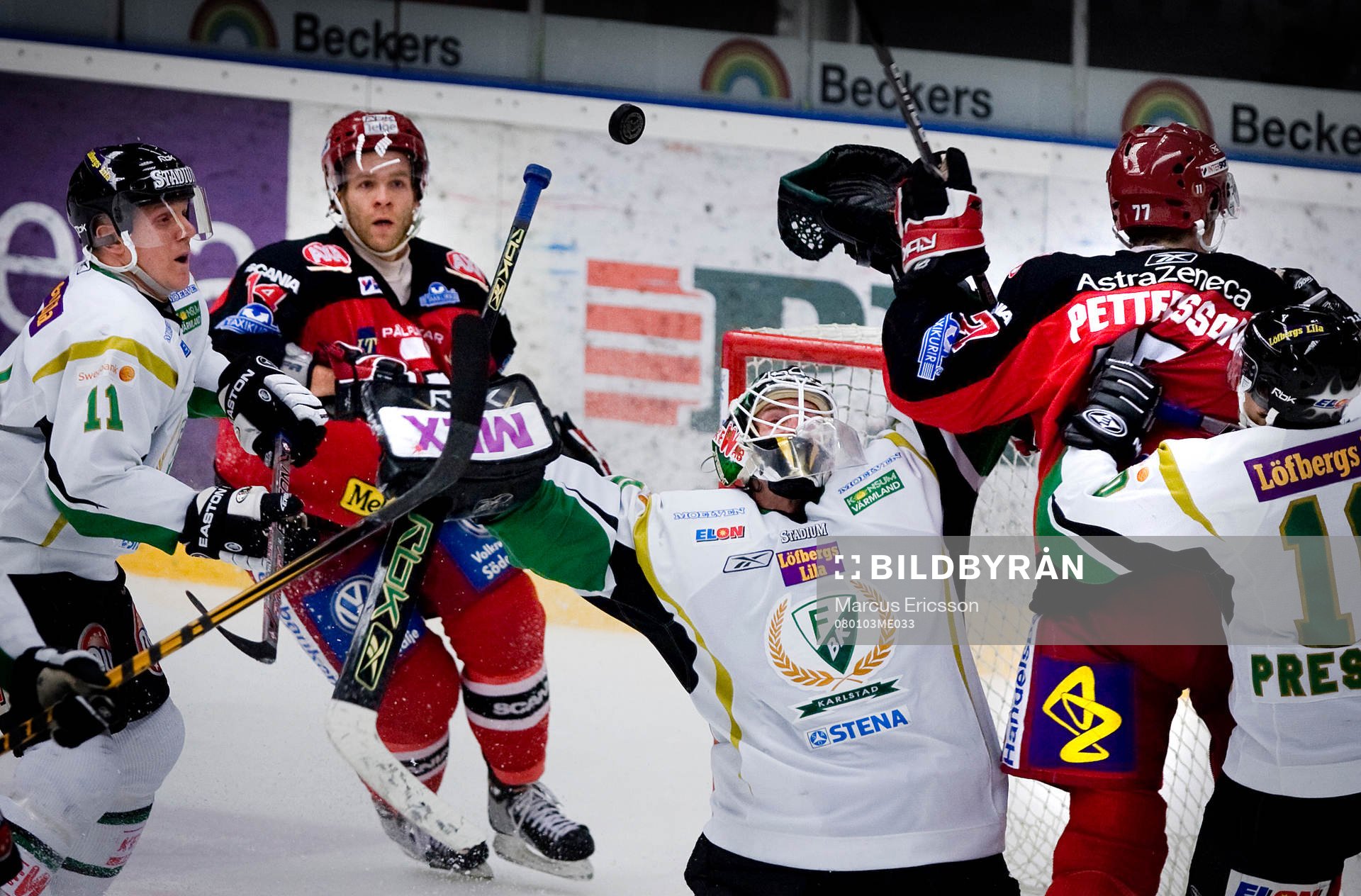 Jonas Gustavsson, målvakt, Färjestad, sträcker sig