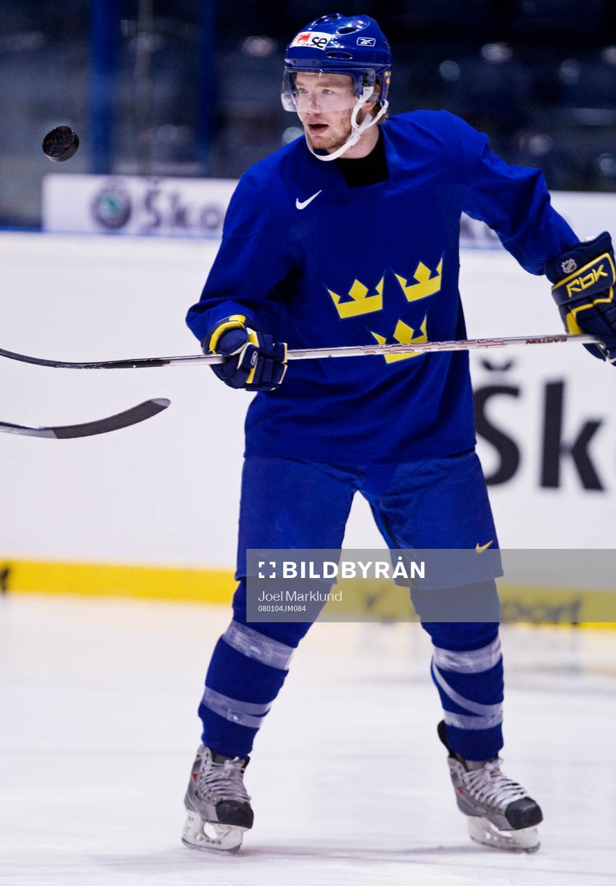 Robin Figren trollar med pucken