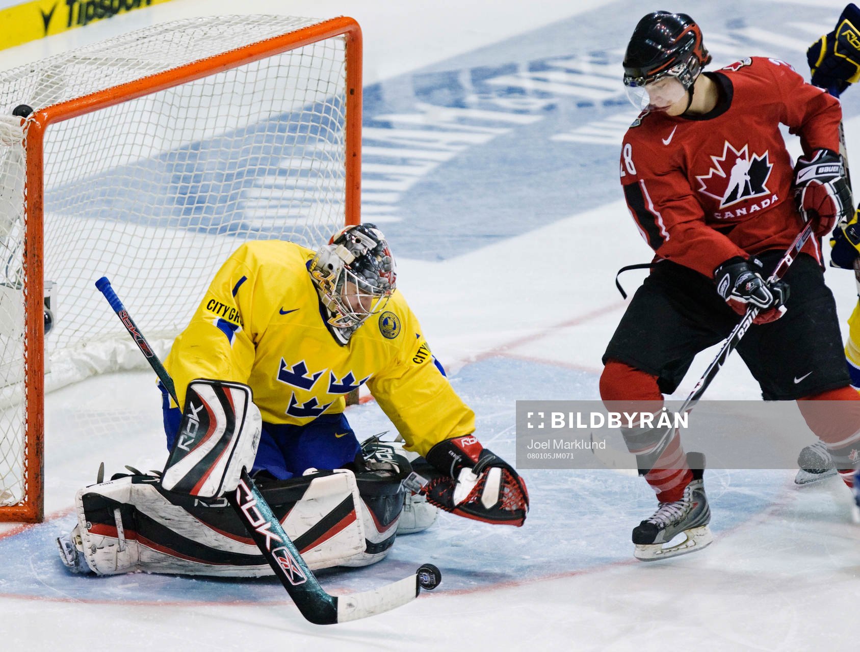 Målskytten Claude Giroux, Kanada, tar sig inte förbi