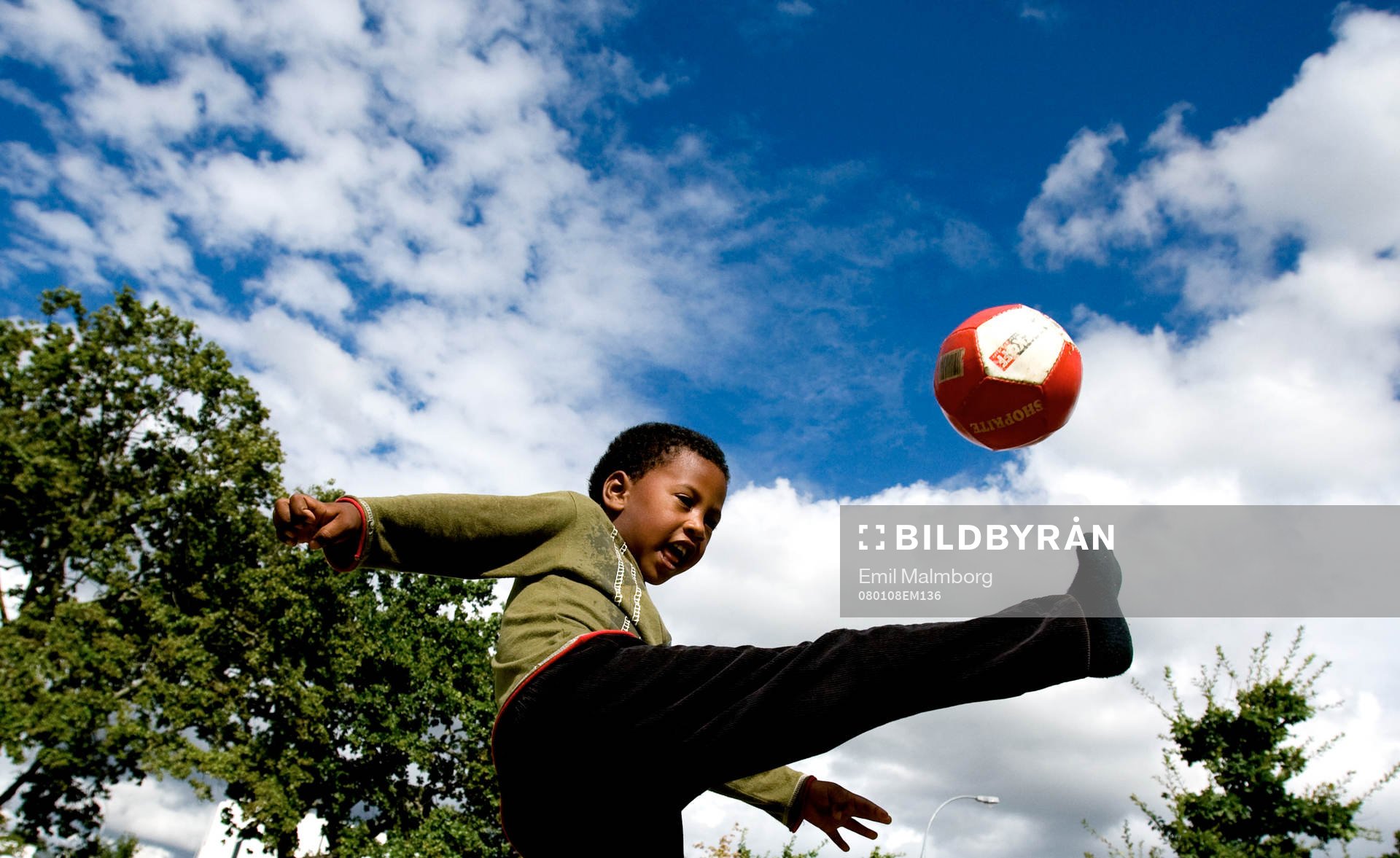 En liten kille med en boll