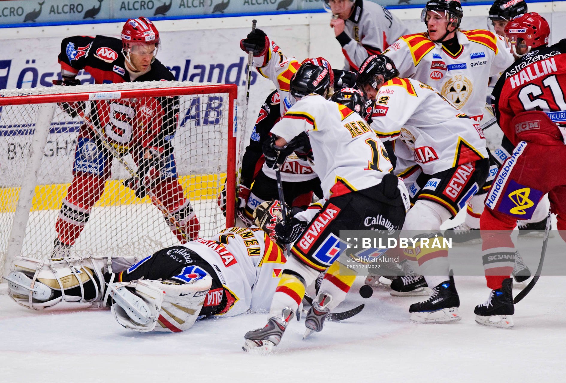 Kalabalik framför Markus Korhonen, målvakt, Brynäs