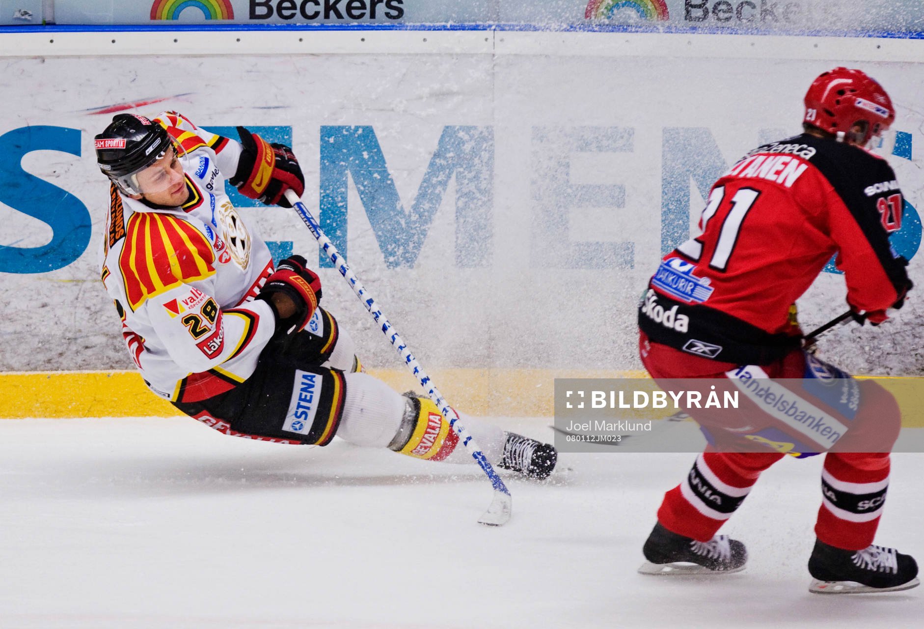 I en närkamp med Jarno Kultanen, Södertälje, tappar