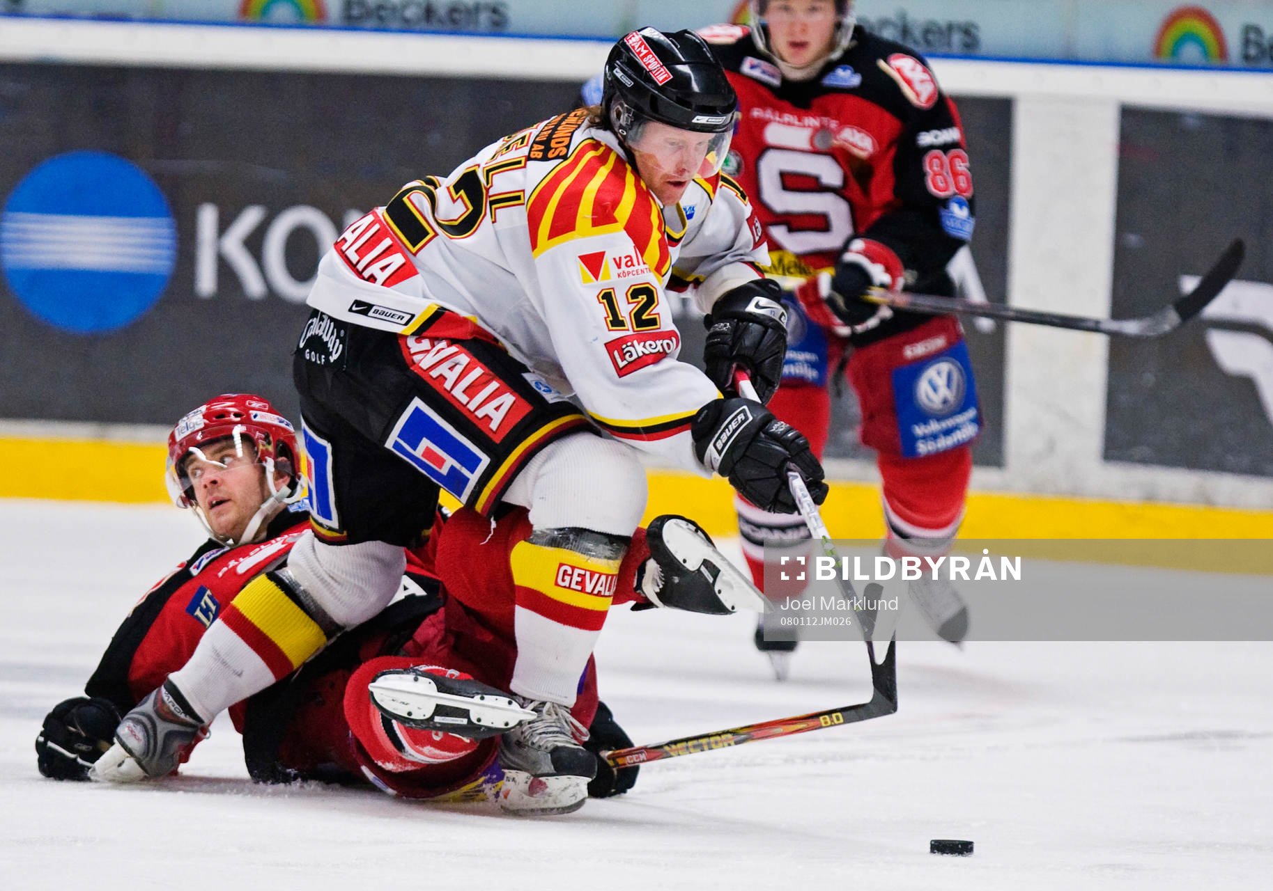 Andreas Dackell, Brynäs, trampar förbi Quinn Hancock,