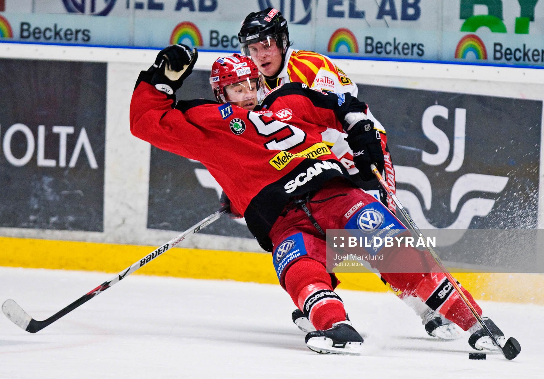 Quinn Hancock, Södertälje, dras ner av Lars Erik Spets,