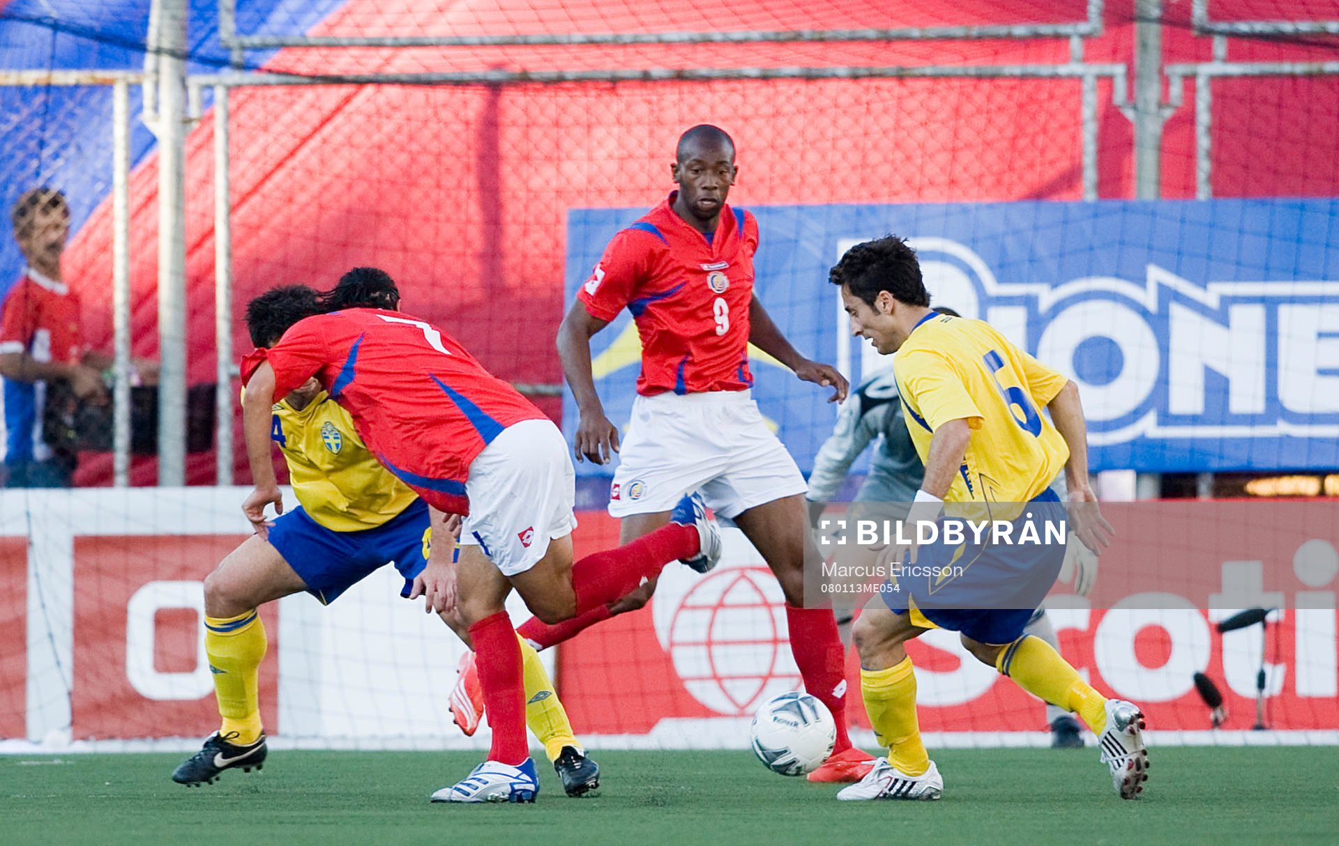   Alonso Solis klackar bollen till Paulo Wanchope, Costa Rica