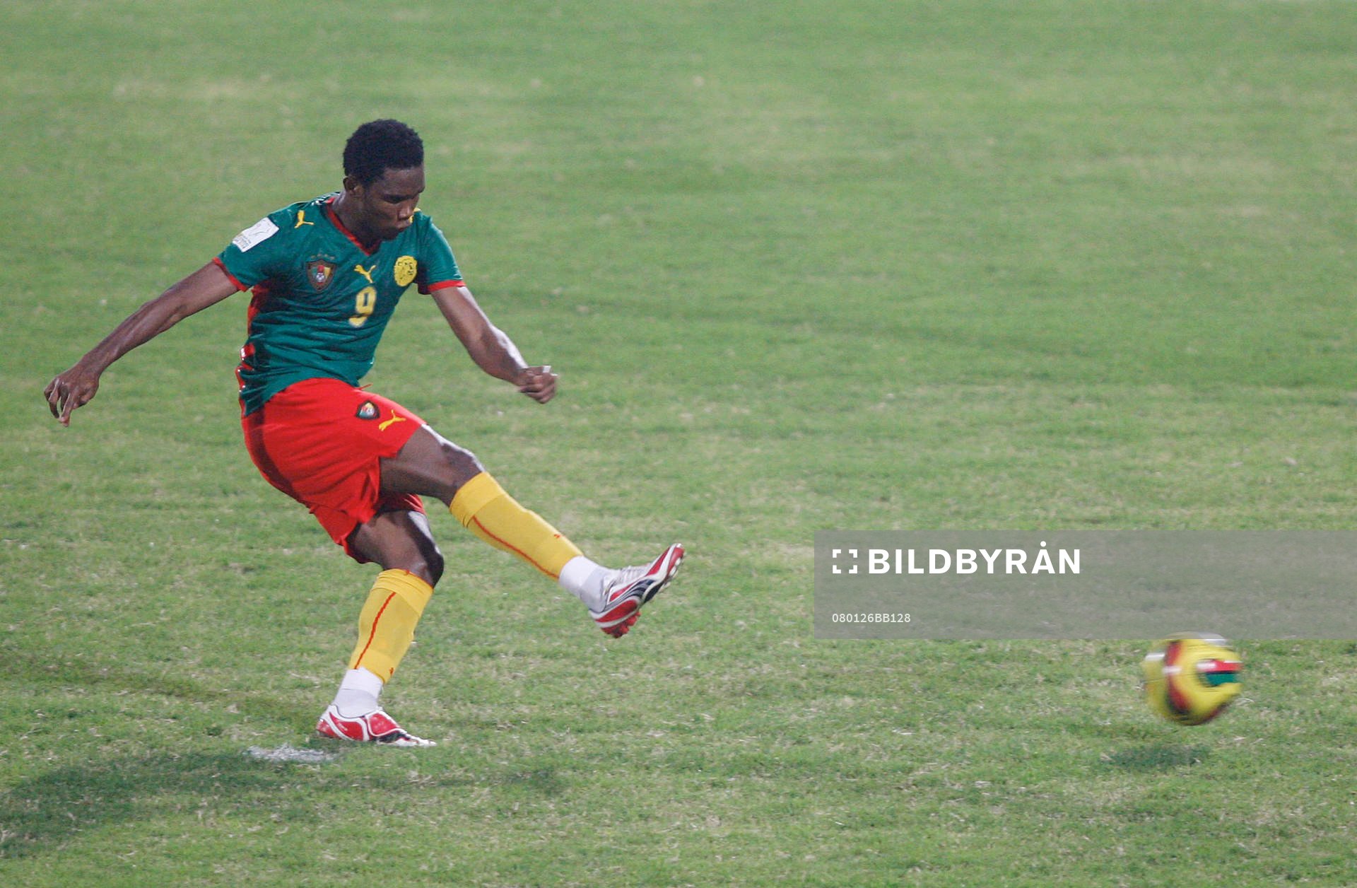Samuel Eto'o, Kamerun, gör mål på straff