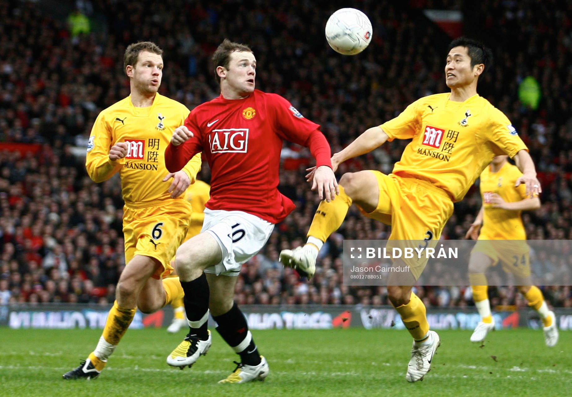 Wayne Rooney mellan Lee Young-Pyo och Teemu Tainio