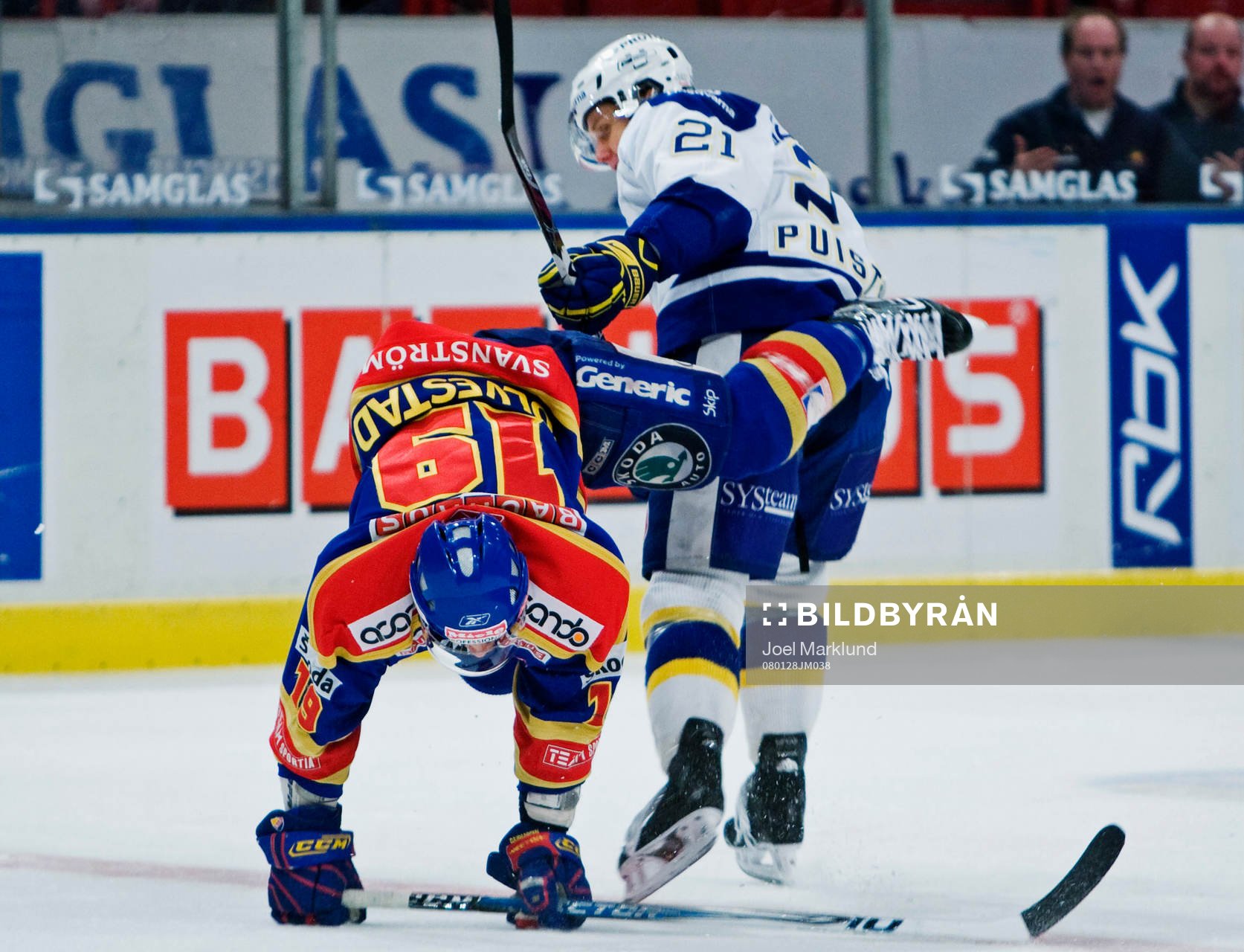 Jimmie Ölvestad, Djurgården, blir tacklad av Pasi